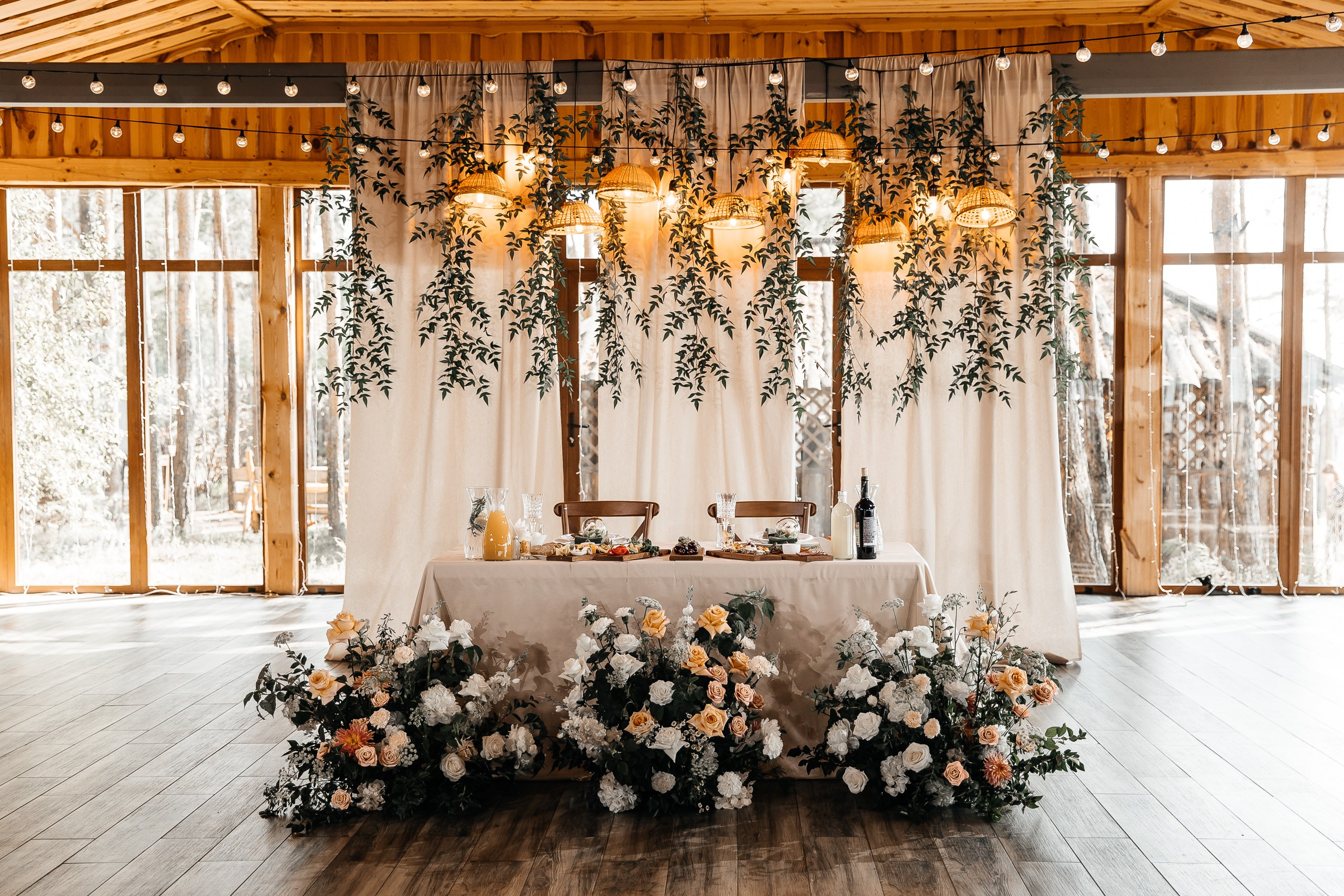 Здравствуйте! Я&nbsp;свадебный фотограф из&nbsp;Ульяновска, работаю в&nbsp;том числе по&nbsp;всей России и&nbsp;с&nbsp;выездом за&nbsp;границу. Снимаю свадьбы, lovestory, корпоративы, светский репортаж. Провожу обучение по&nbsp;фотографии, мастер-классы и&nbsp;воркшопы для других фотографов.