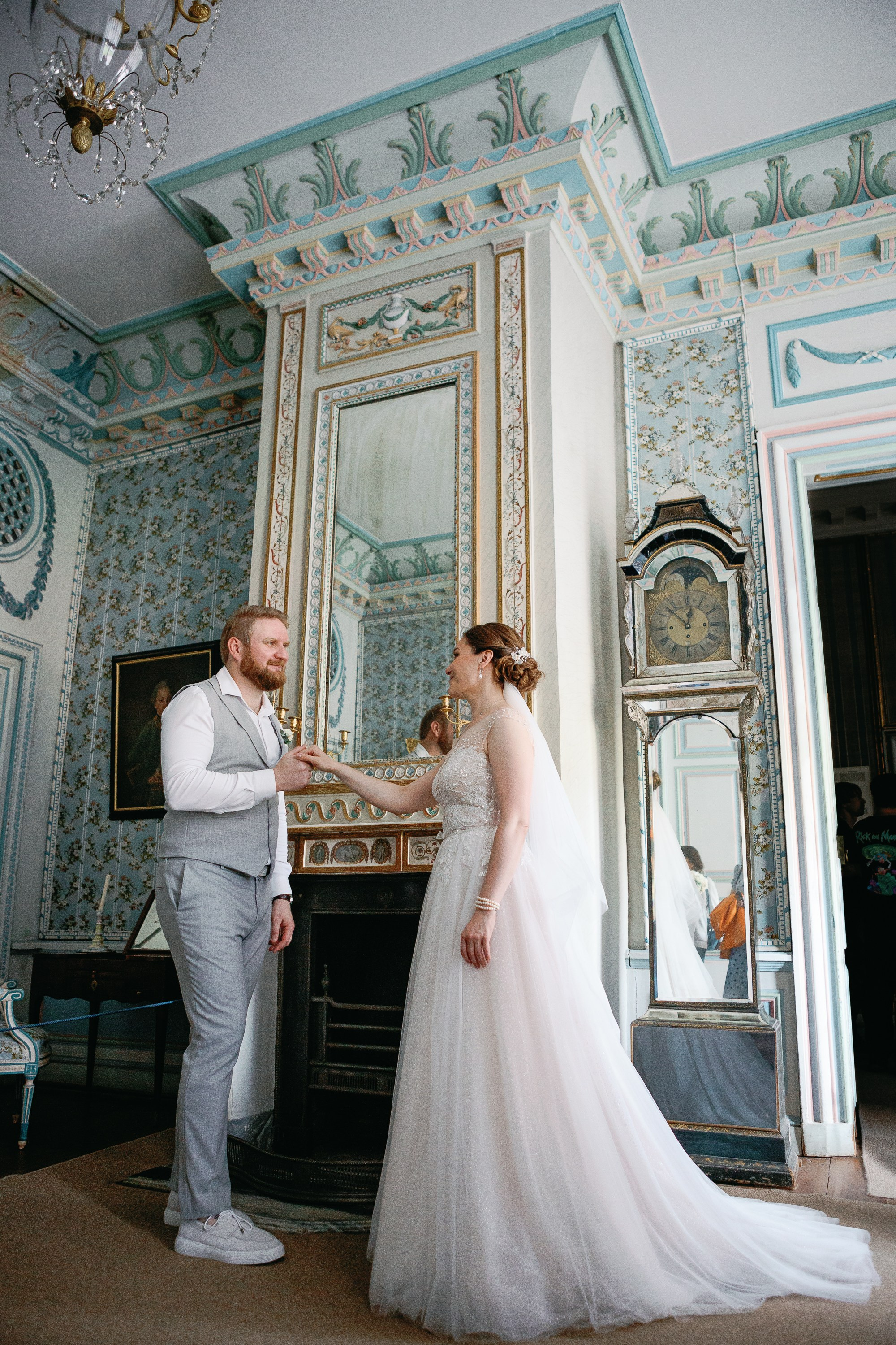 Музей-заповедник Кусково. Жених и невеста стоят во дворце.