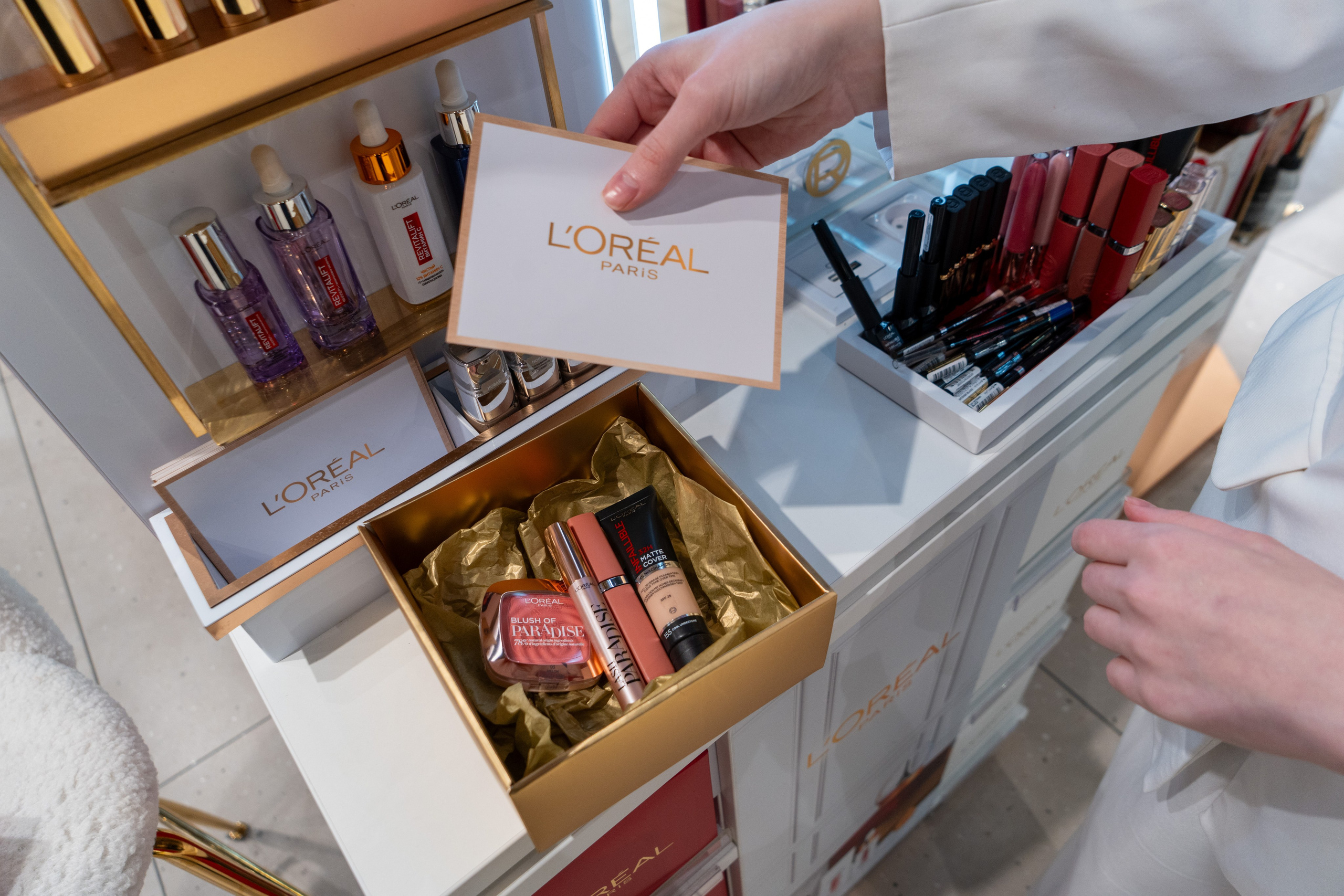 Отчет партнерской интеграции Loreal в магазинах Рив Гош. Репортажный фотограф в Красной Поляне и Сочи Павлюченко Екатерина