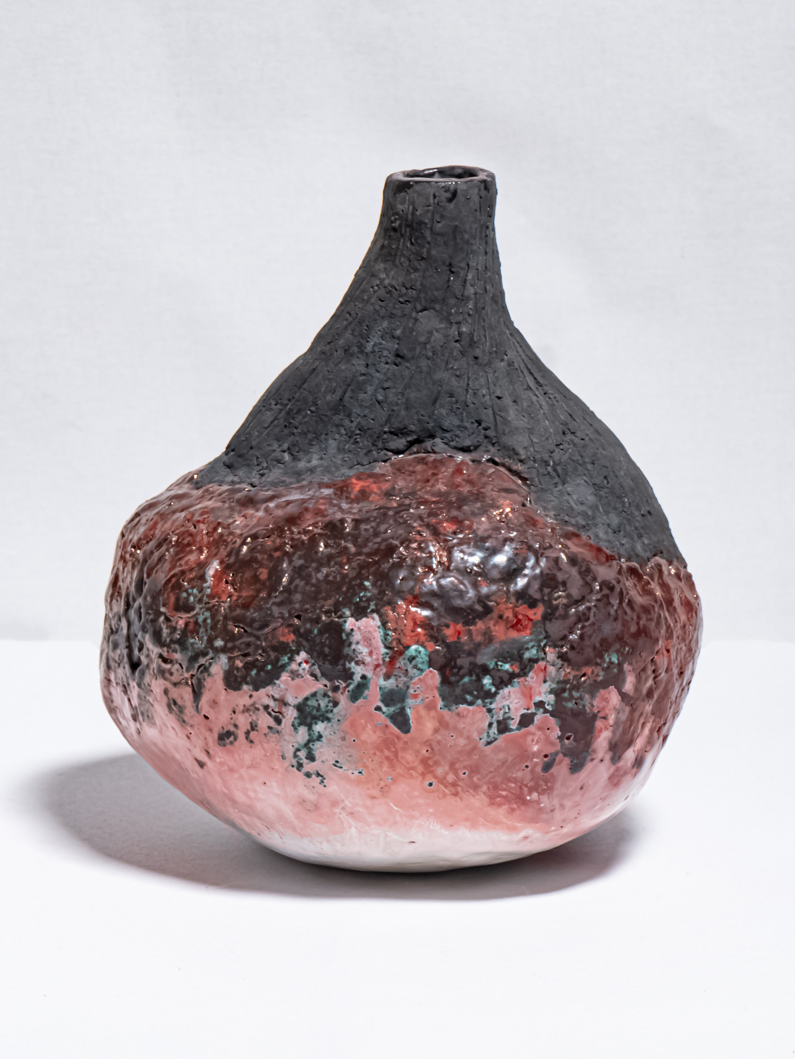 Авторская керамическая ваза в виде органа в черно-красном цвете