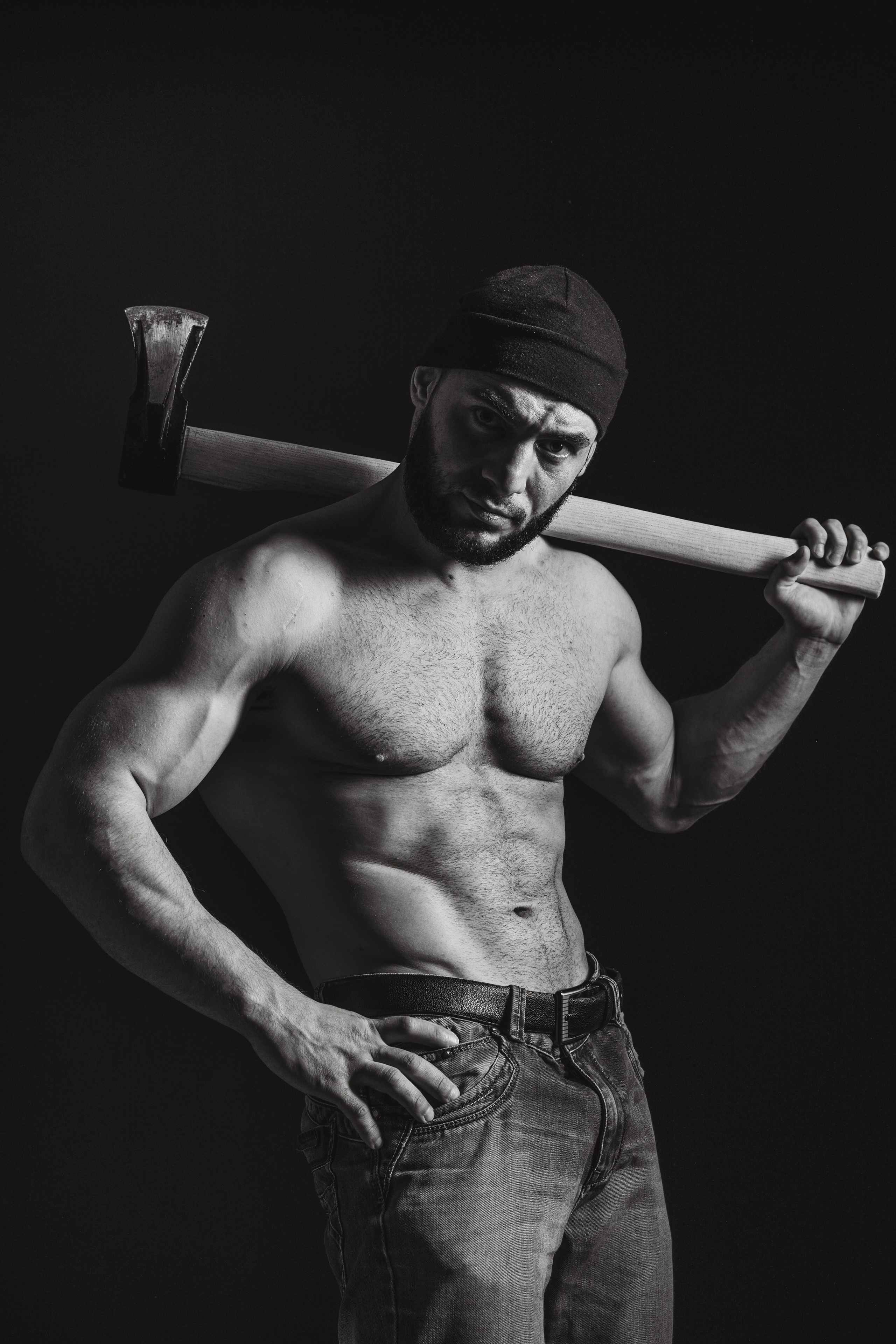 Мужской портрет крупным планом, выразительный взгляд, естественный свет, студийная съемка