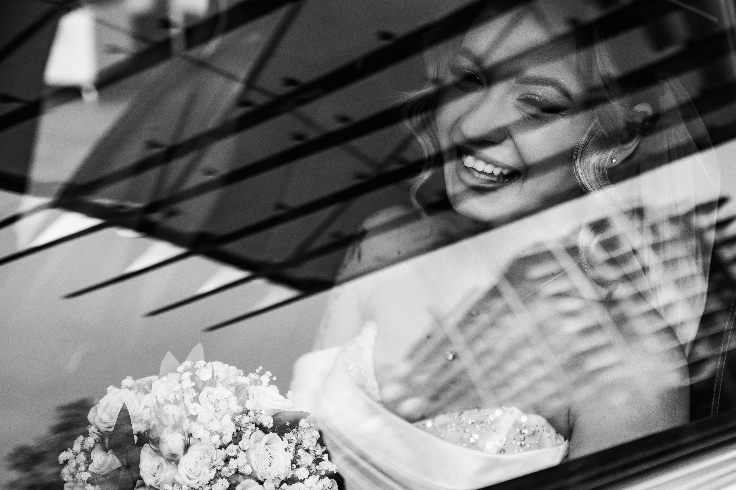 женщина улыбается глядя вдаль