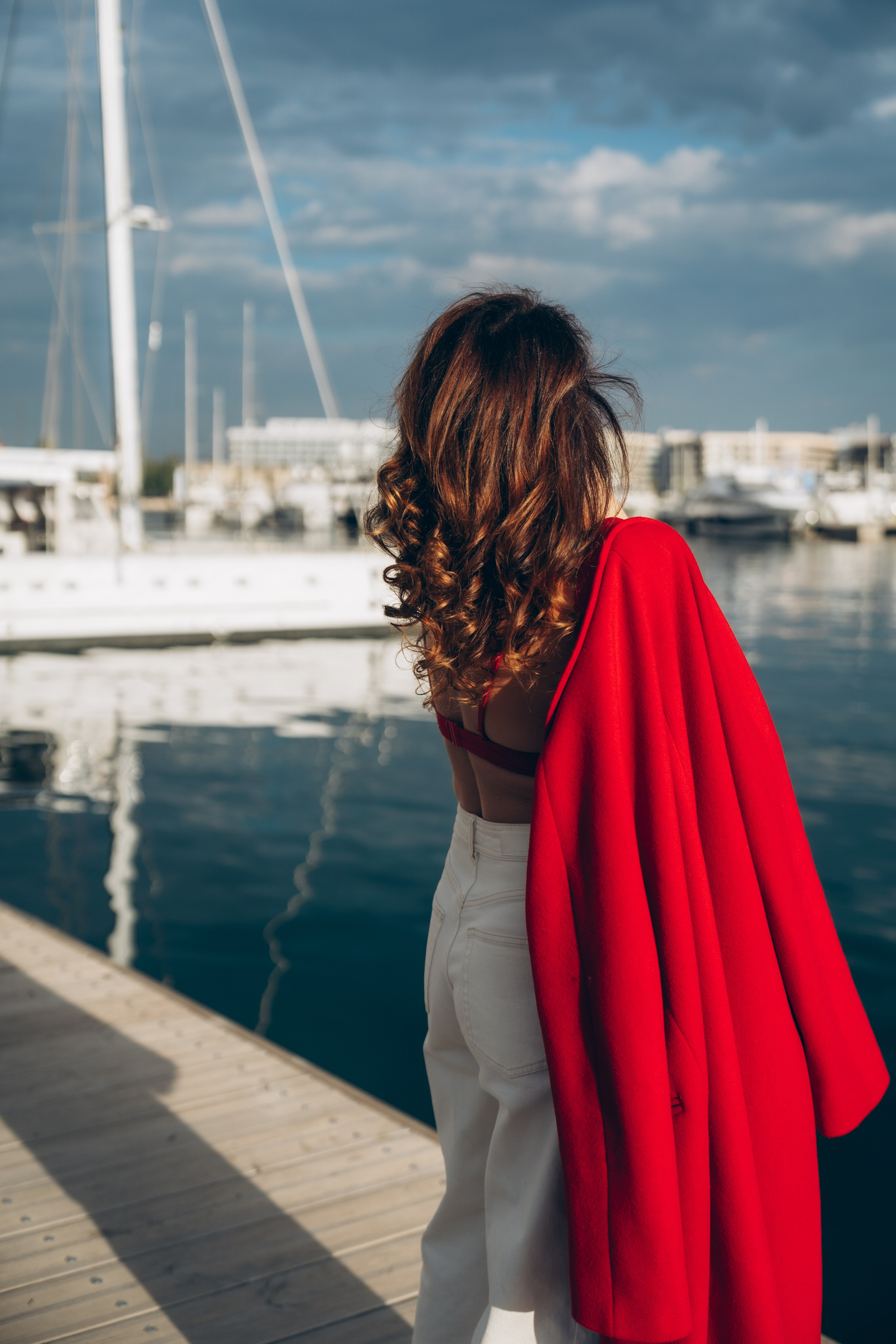девушка в красном пальто на набережной