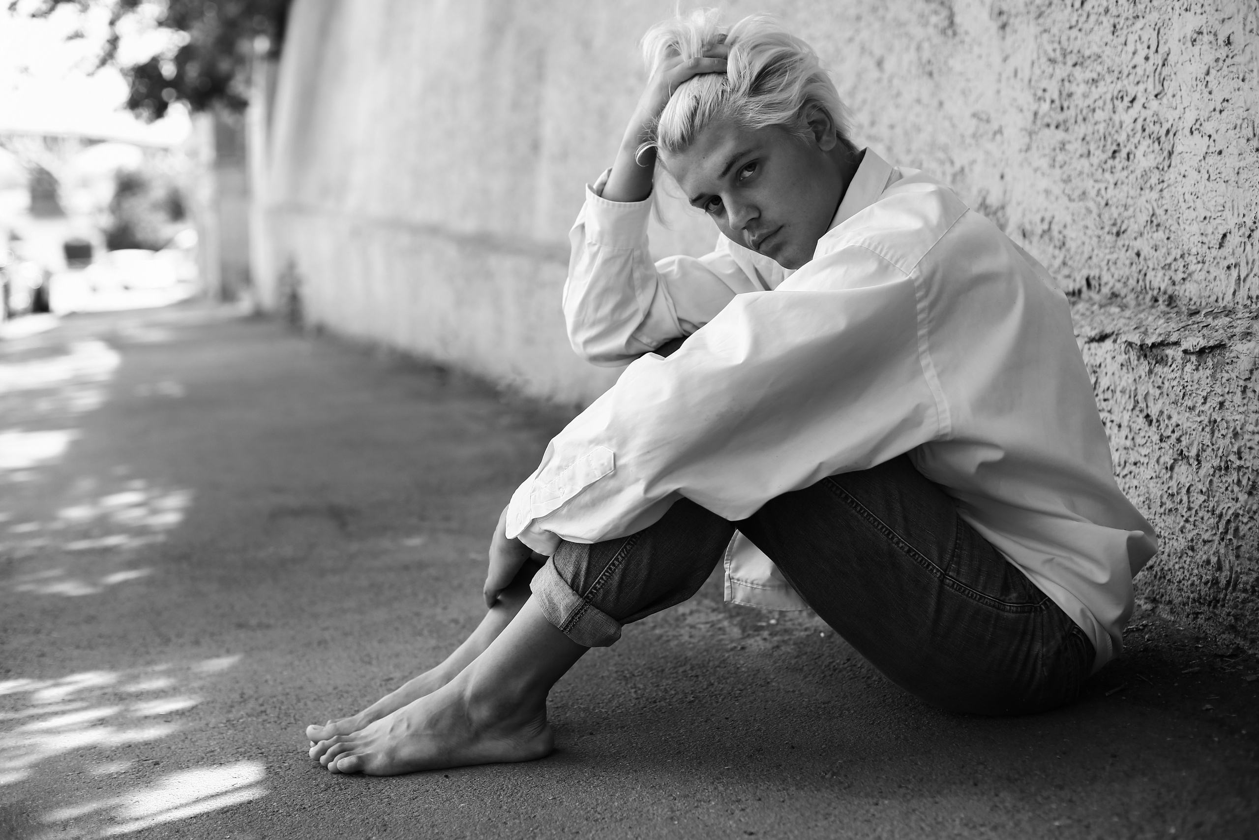 Красивый блондин смотрит в камеру и  о чем то мечтает