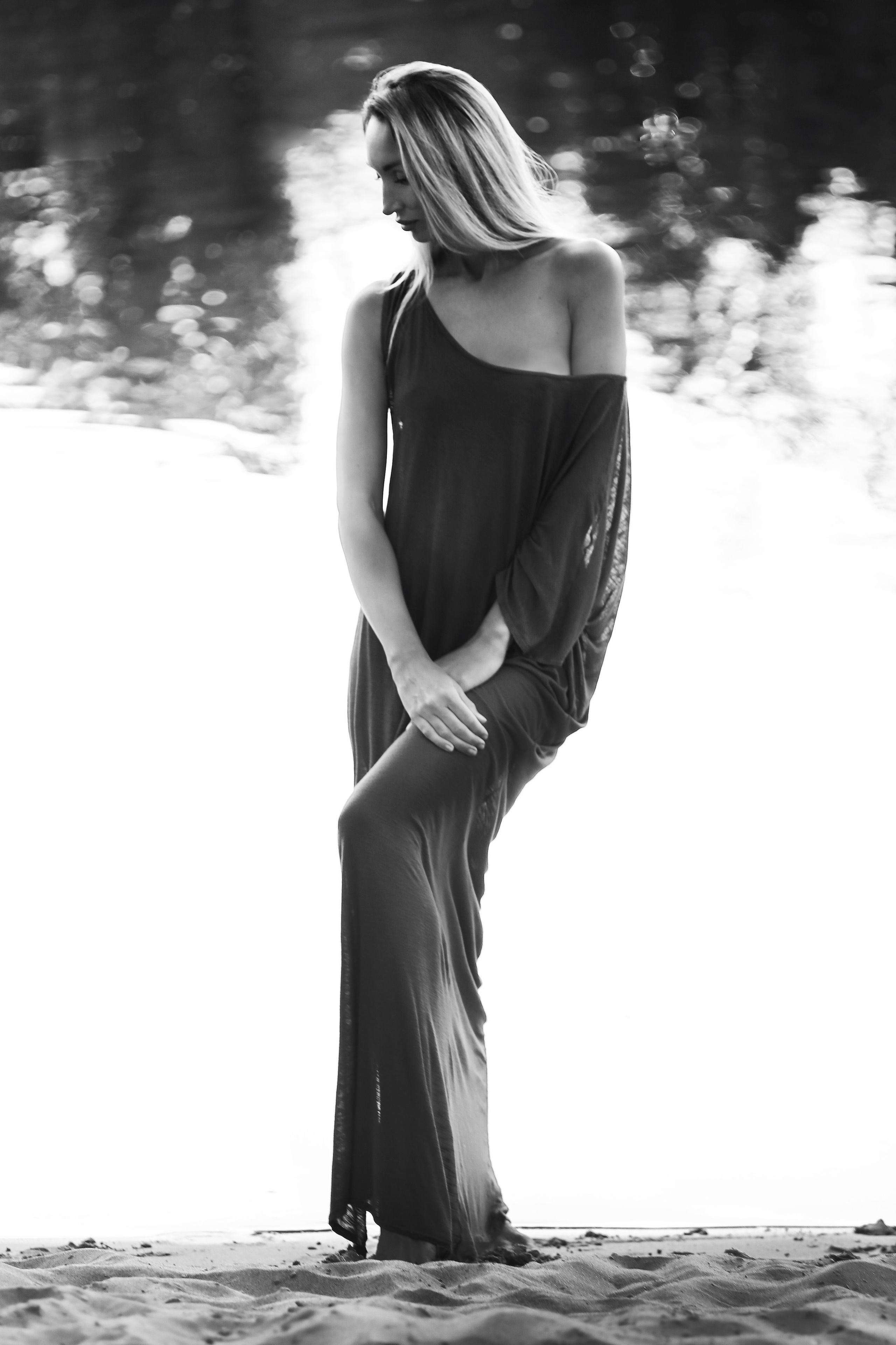 Черно белое фото на берегу реки с девушкой в длинном платье