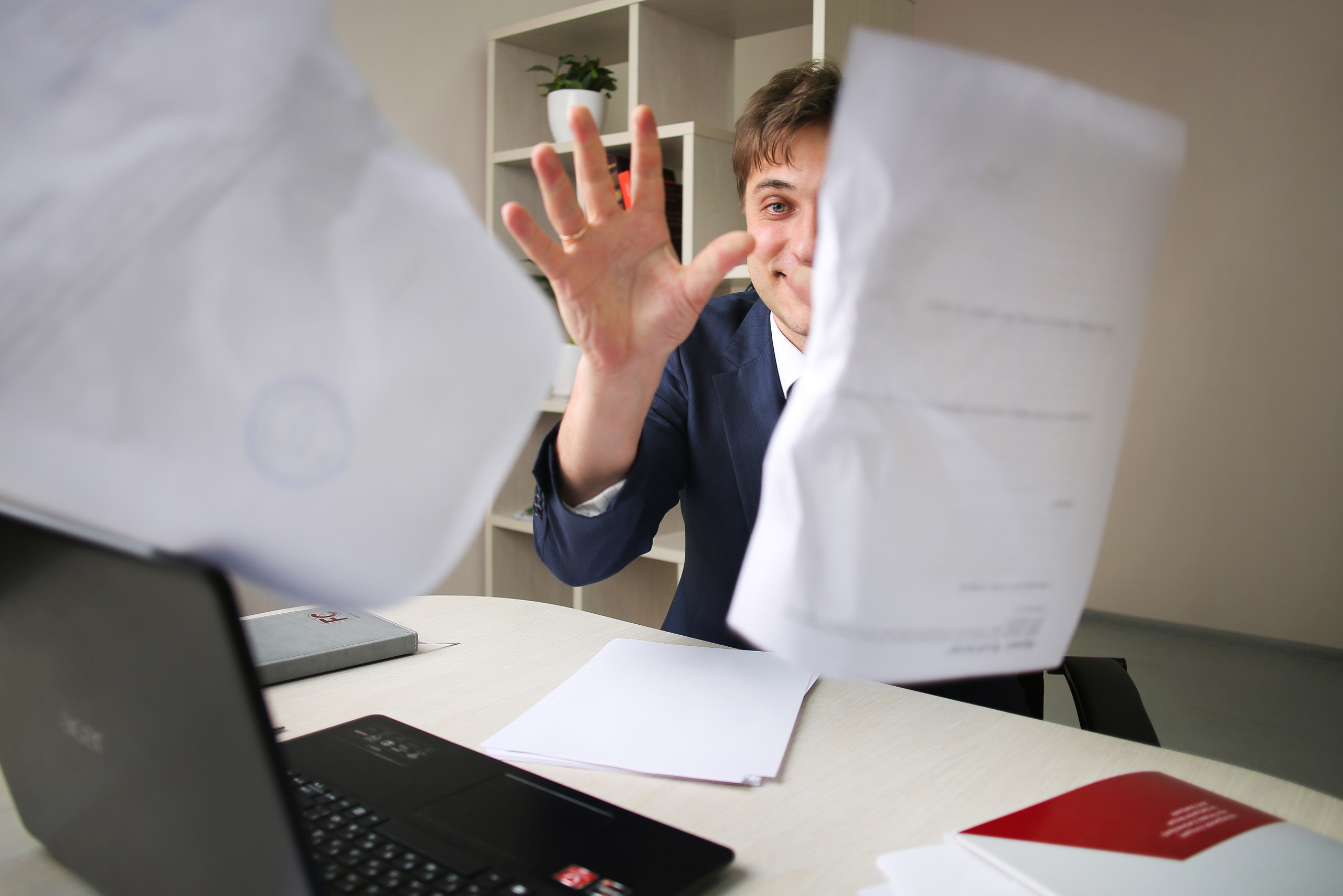 Начальник кидает бумажки у него кругом идет от работы голова