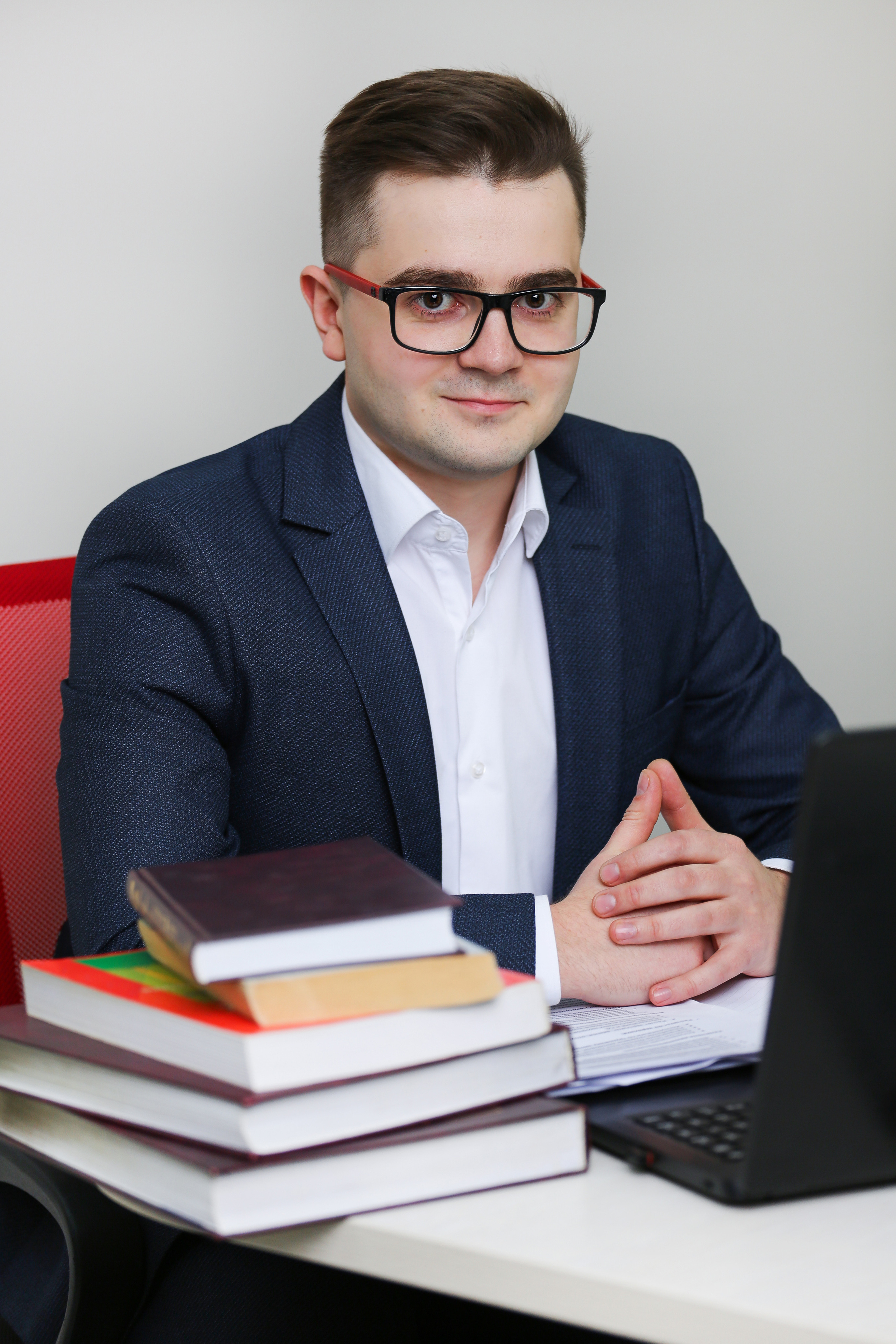 Молодой человек в очках сидит за компьютерном столом