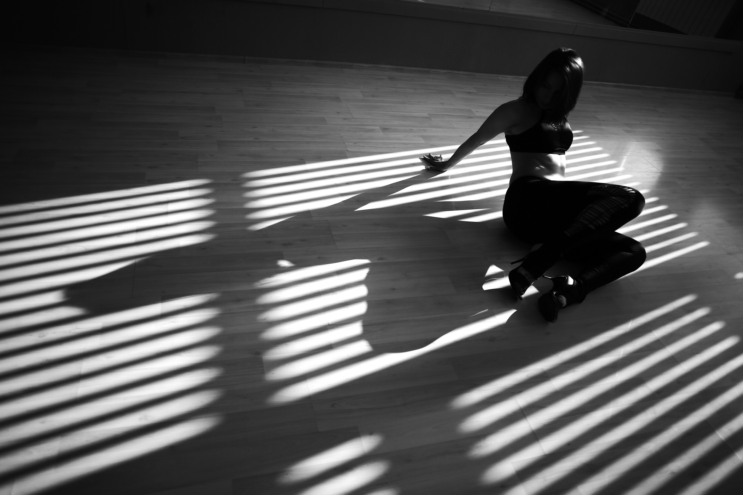 Свет и тень красиво на полу девушка танцует