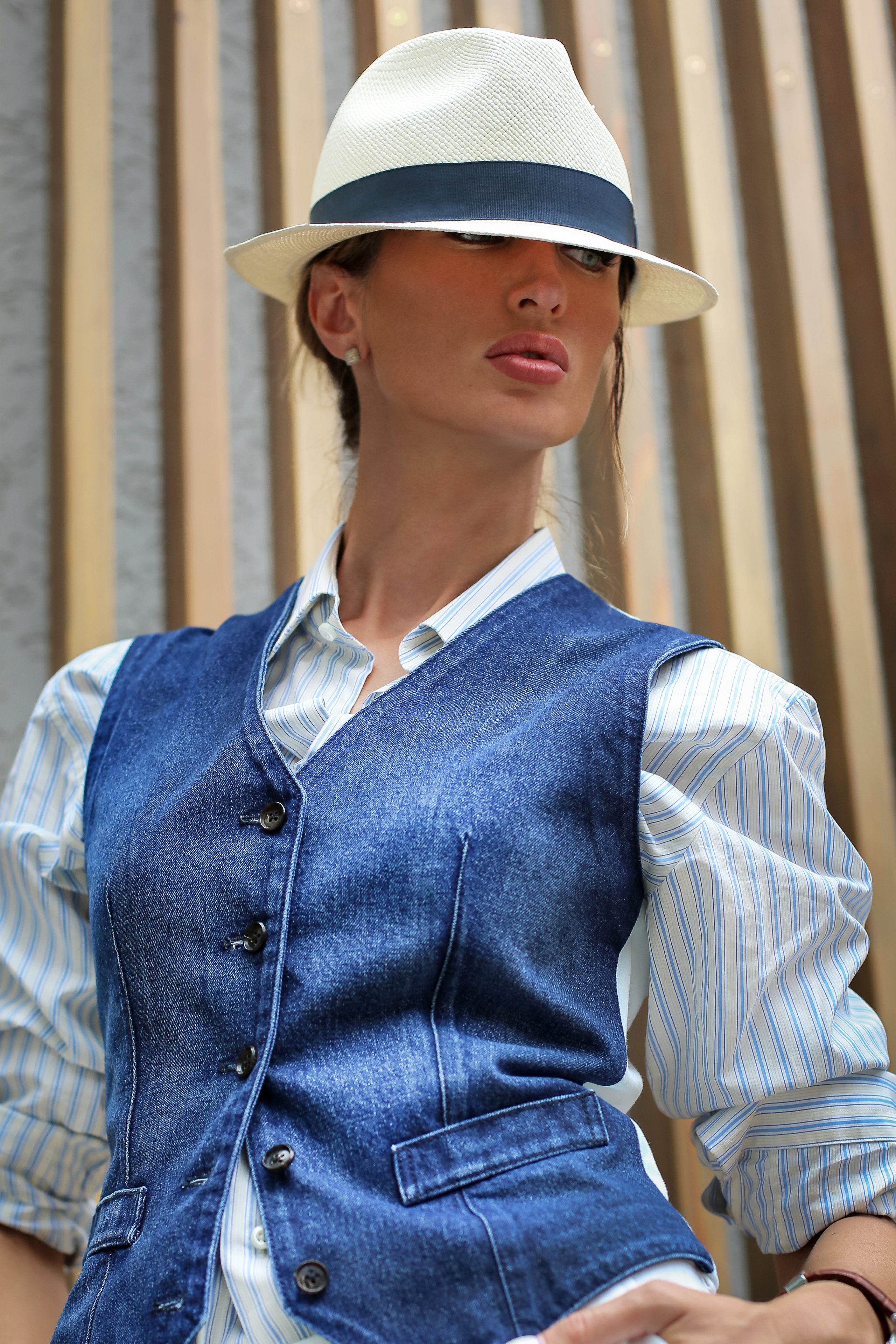 Девушка с красивыми губами в шляпе 