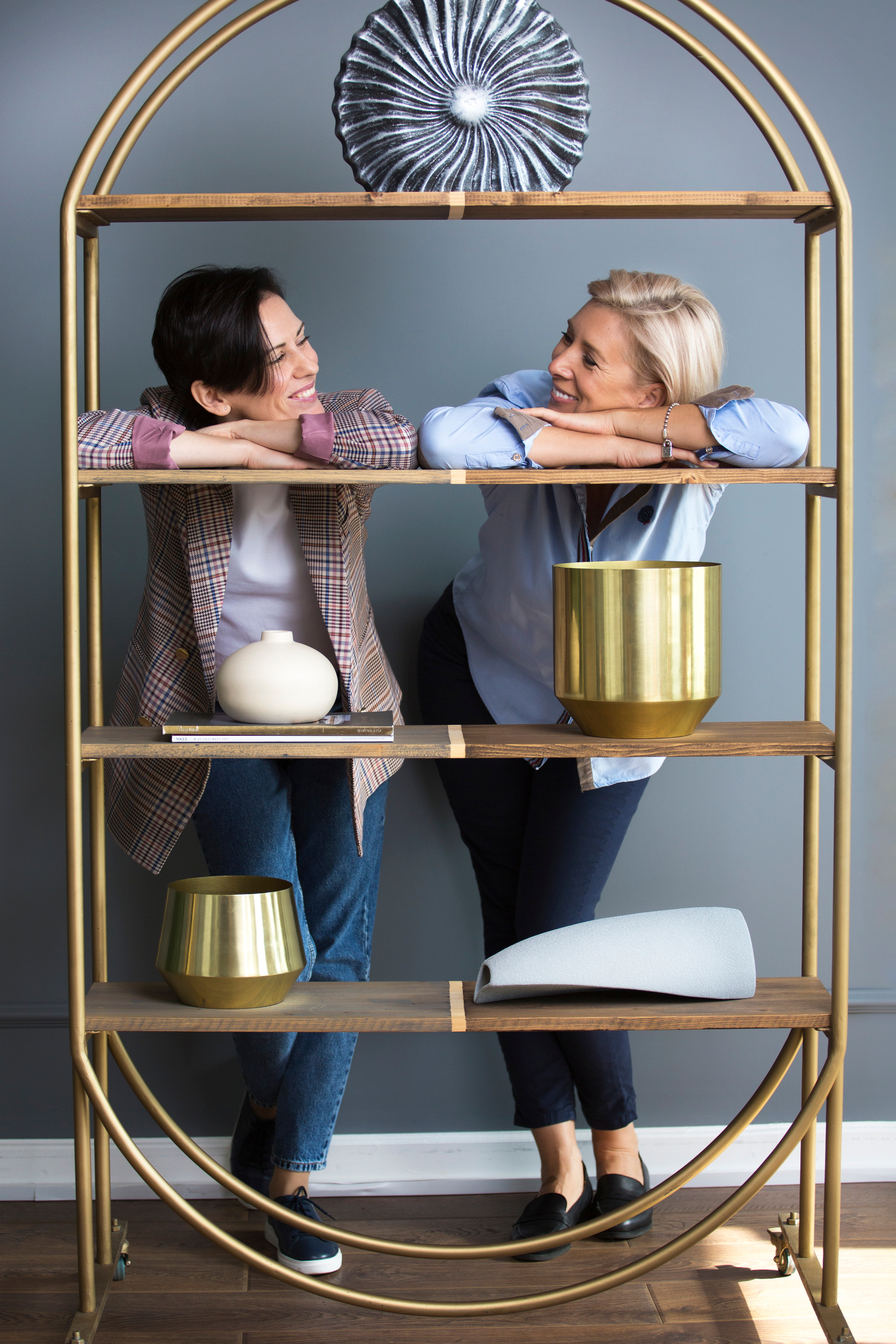 Две подруги смотрят друг на друга и улыбаются