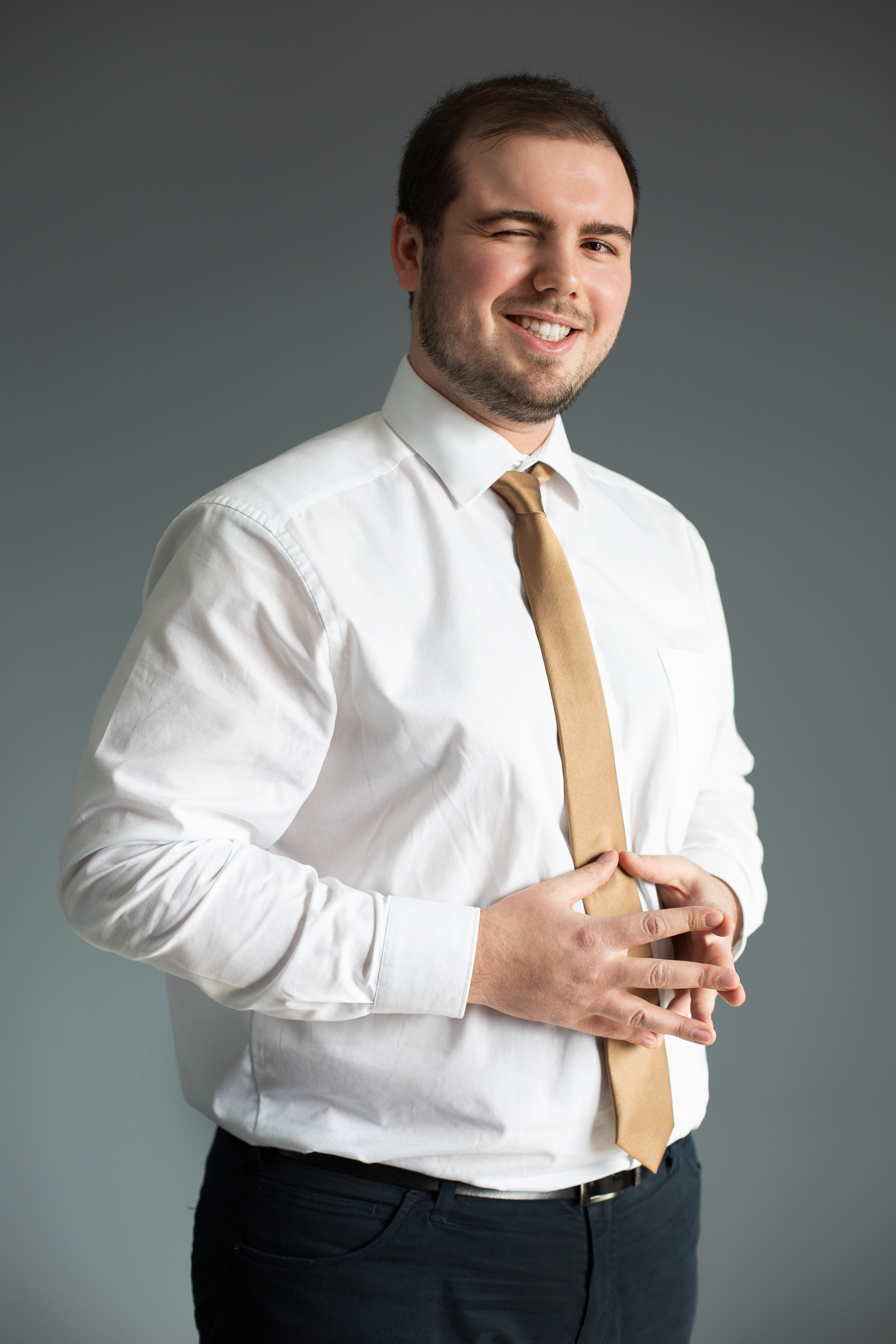 Толстячок в брючном костюме и в желтом галстуке