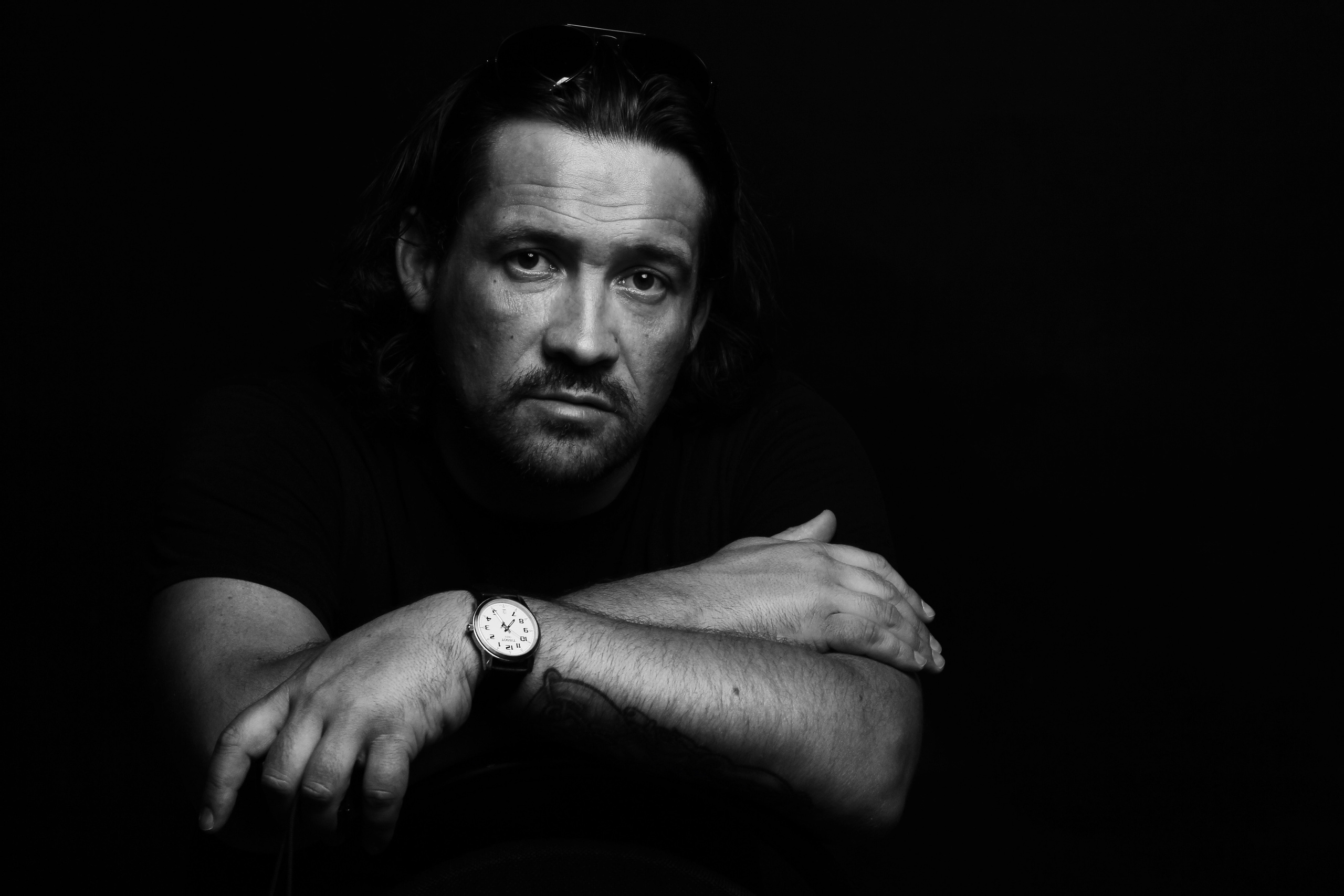 Мужской портрет в фотостудии мужчина смотрит в кадр