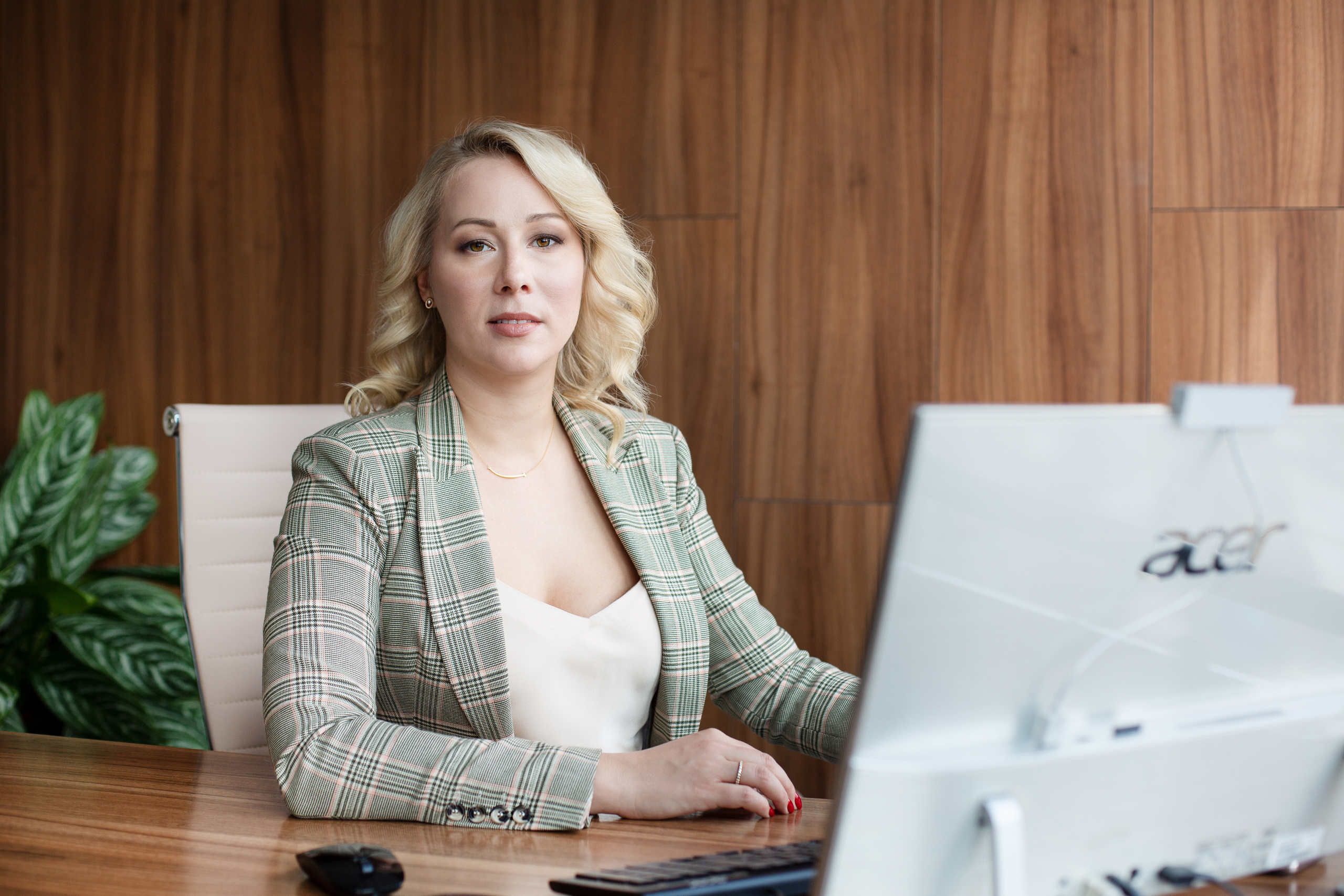 Девушка сидит и работает за компьютером в адвокатском бюро