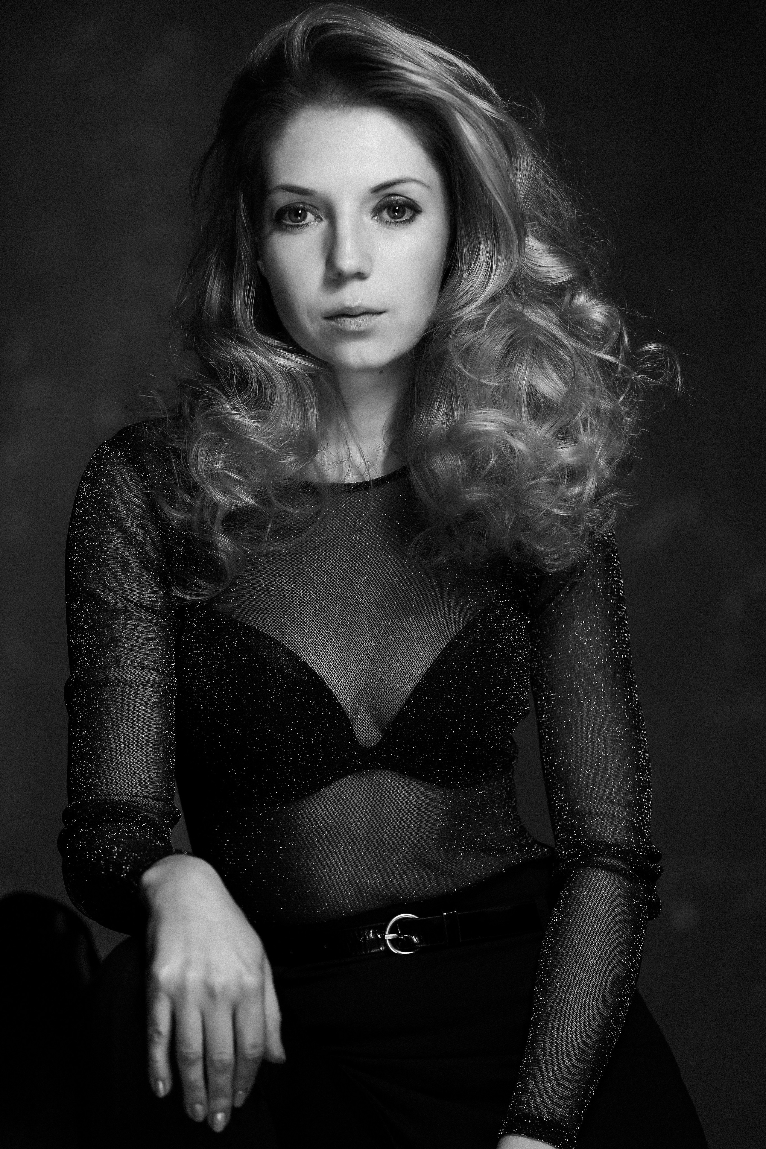 Грустная девушка в прозрачном боди смотри на меня