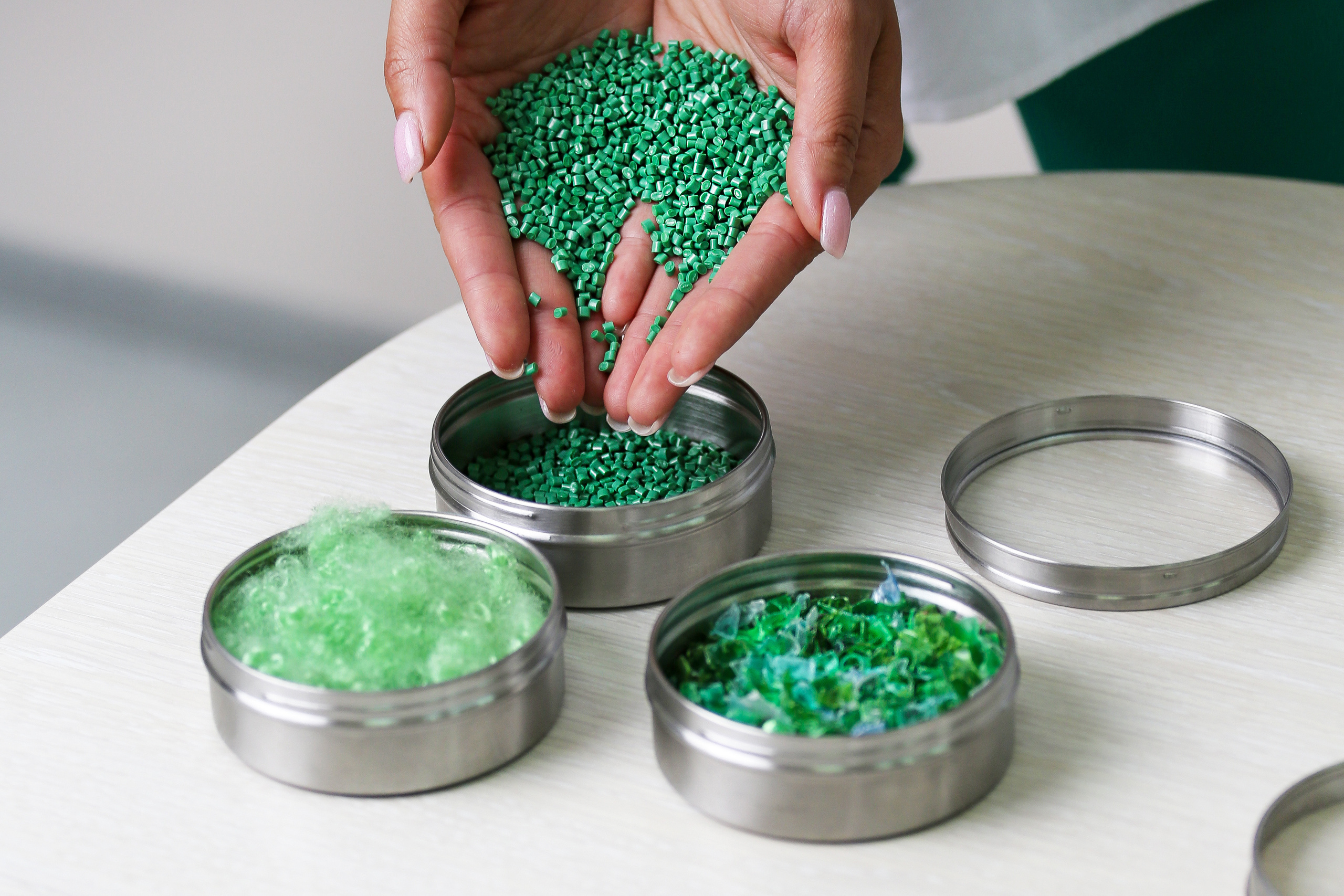 Экология красивые гранулы из пластиковых бутылок зеленого цвета