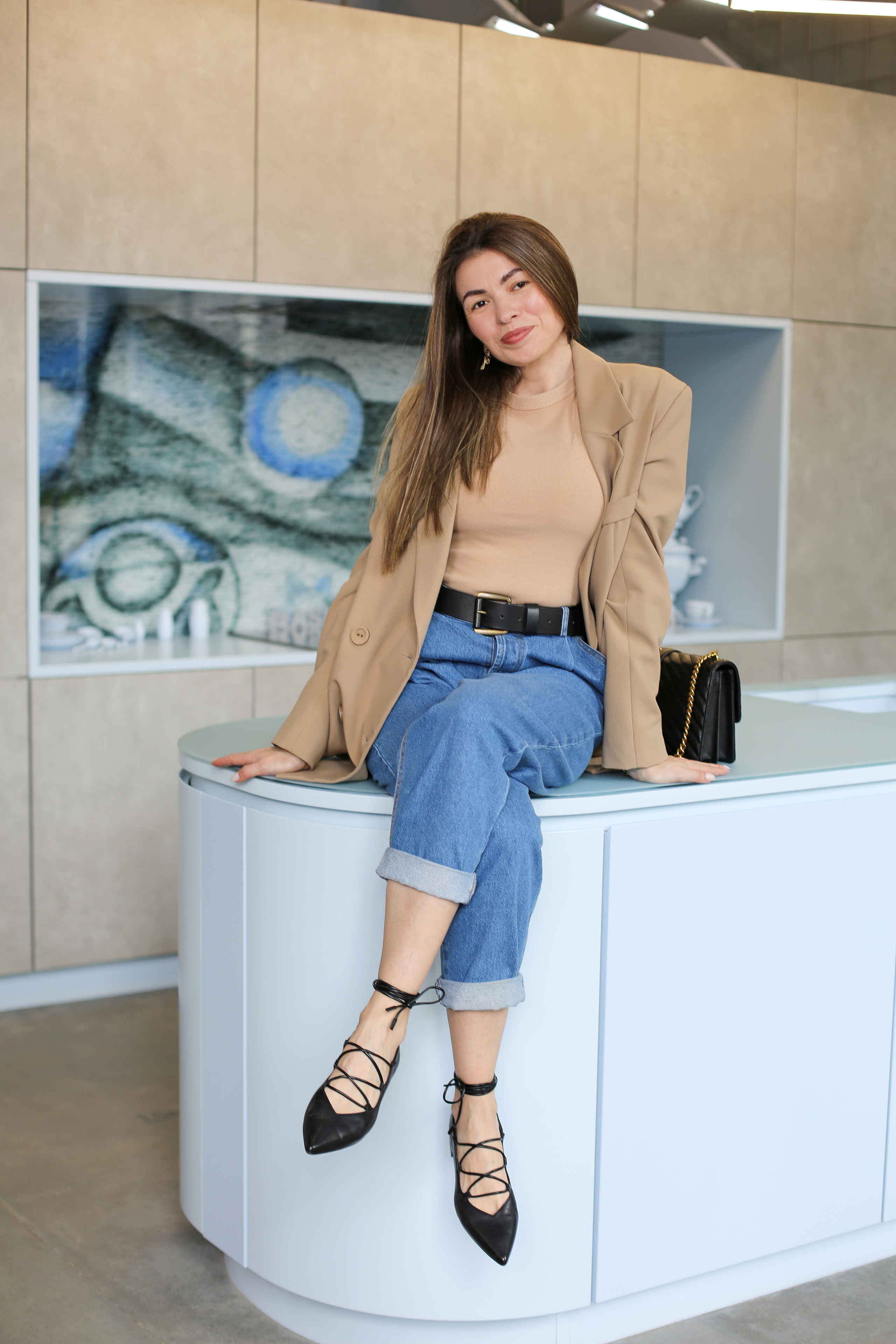 Девушка сидит на столешнице на кухне