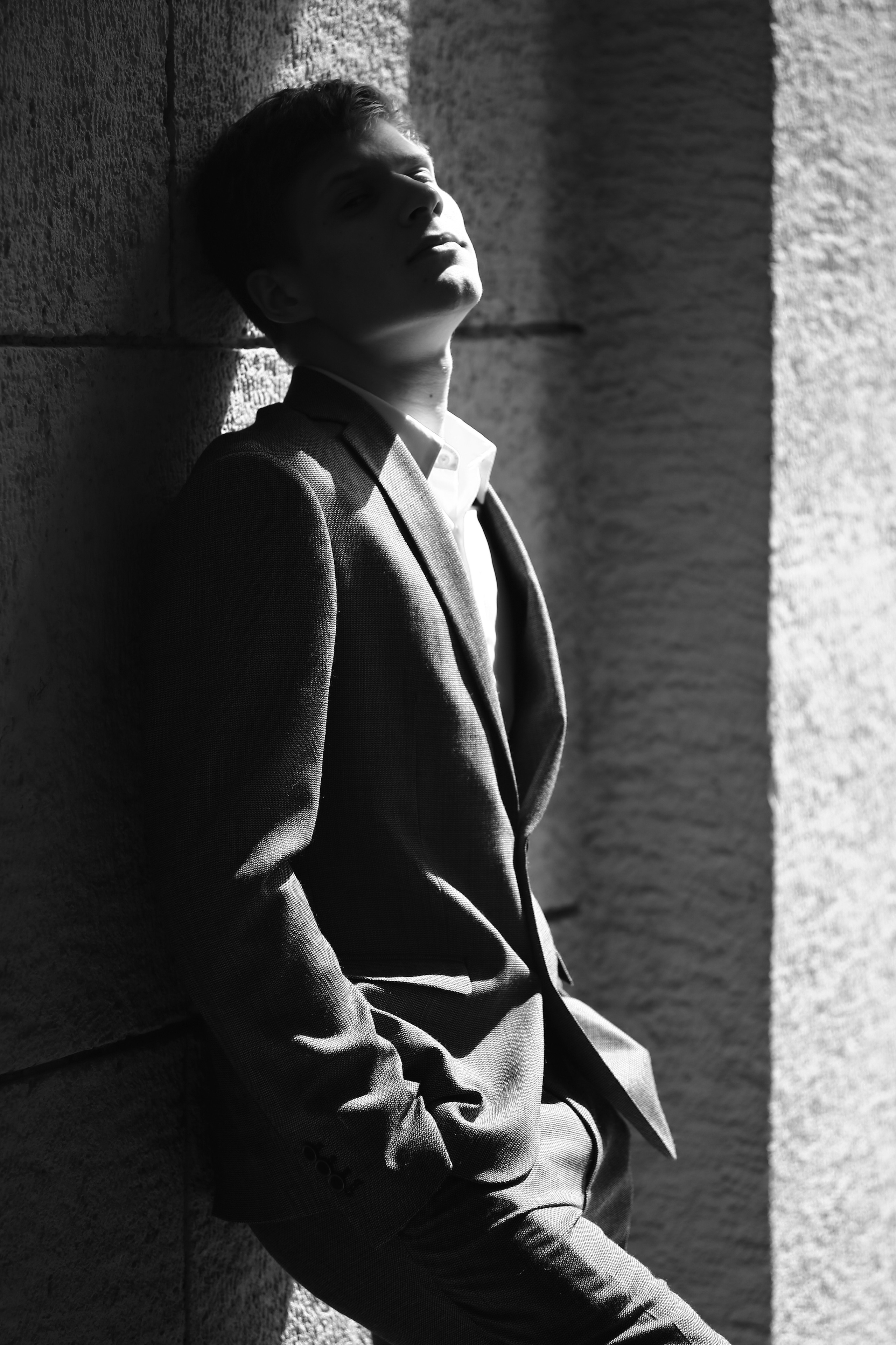 Игра света и тени на мужском портрете