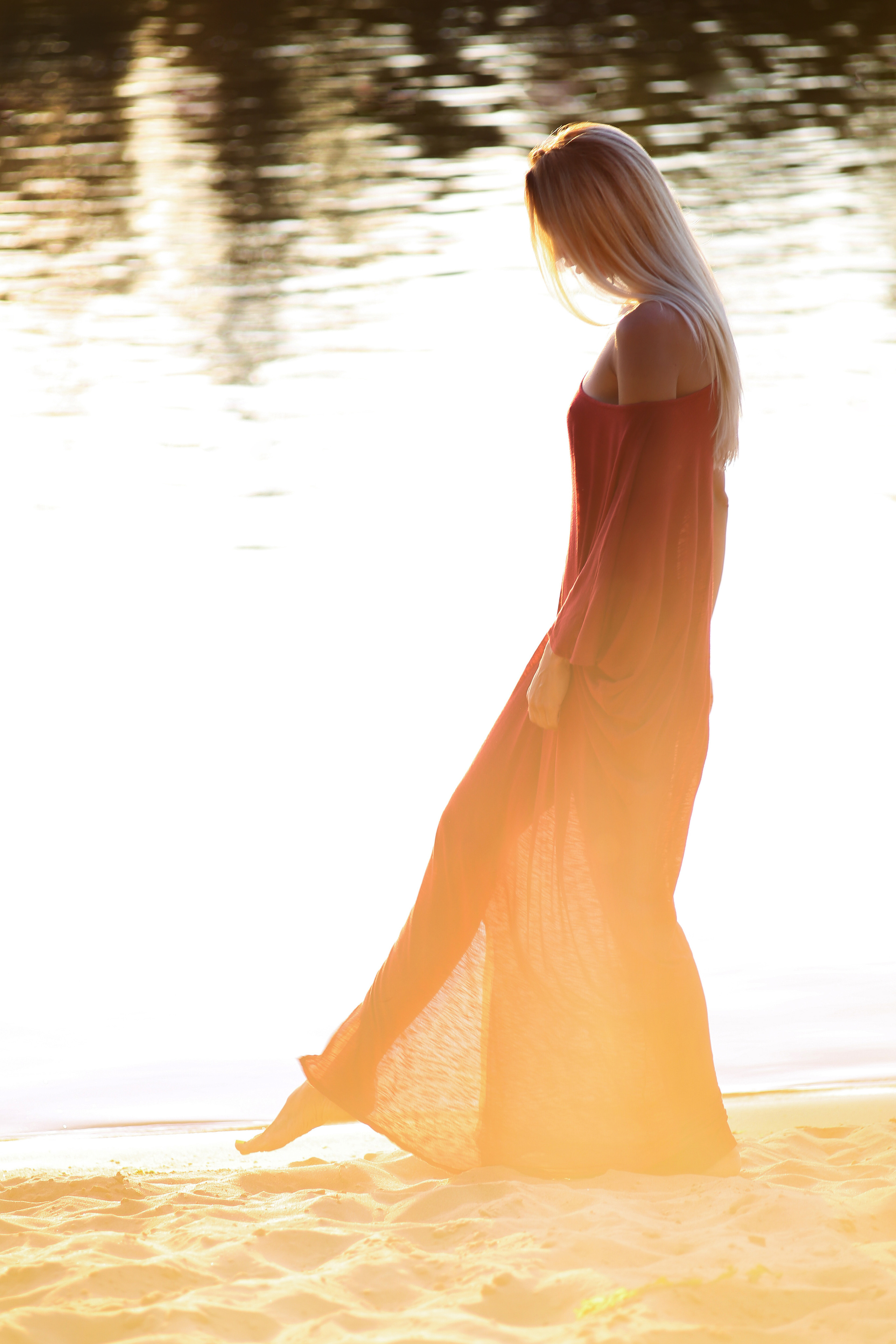 Красивая женщина прогуливается по берегу реки