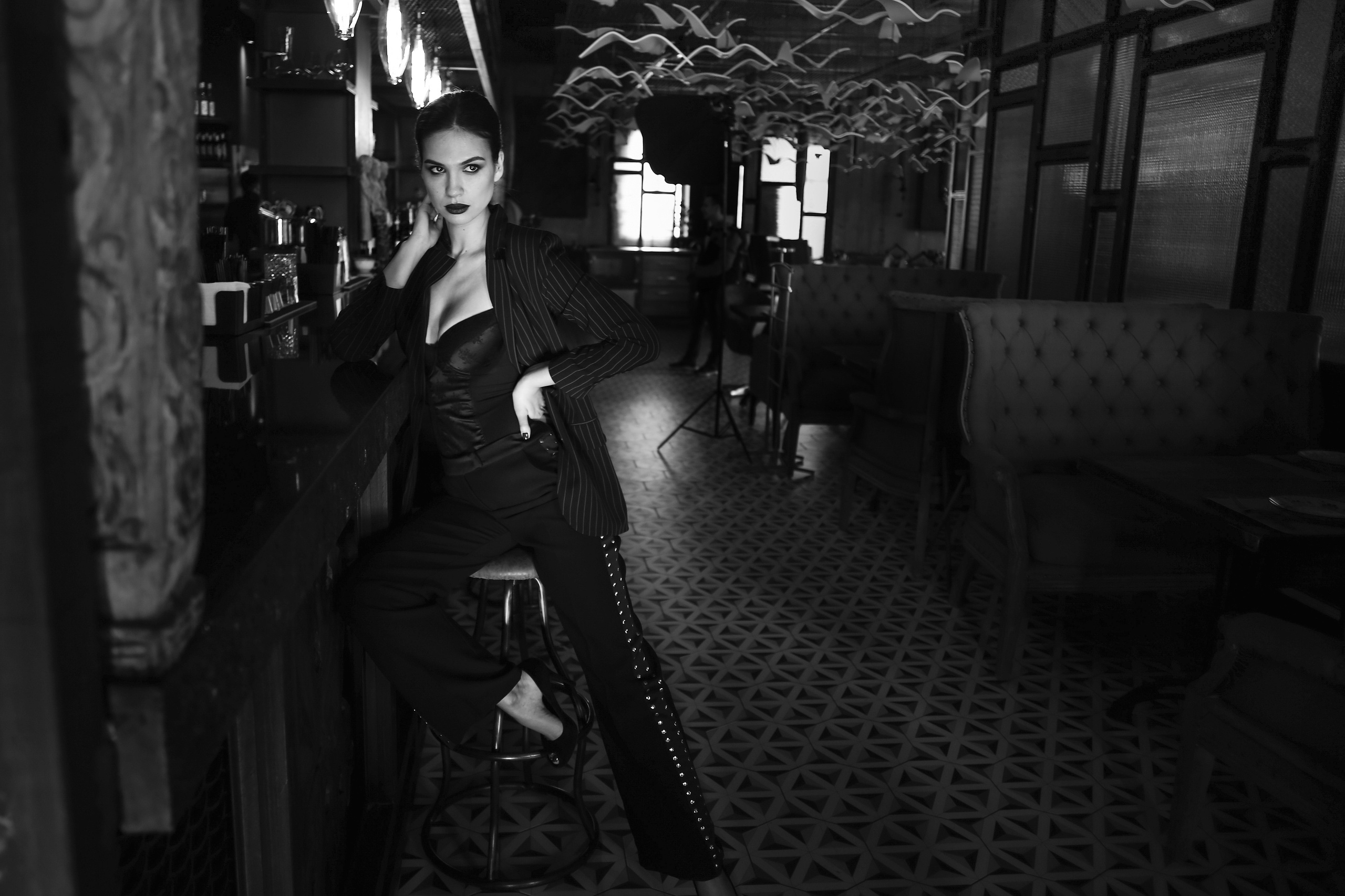 Таинственная леди в черном брючном костюме 