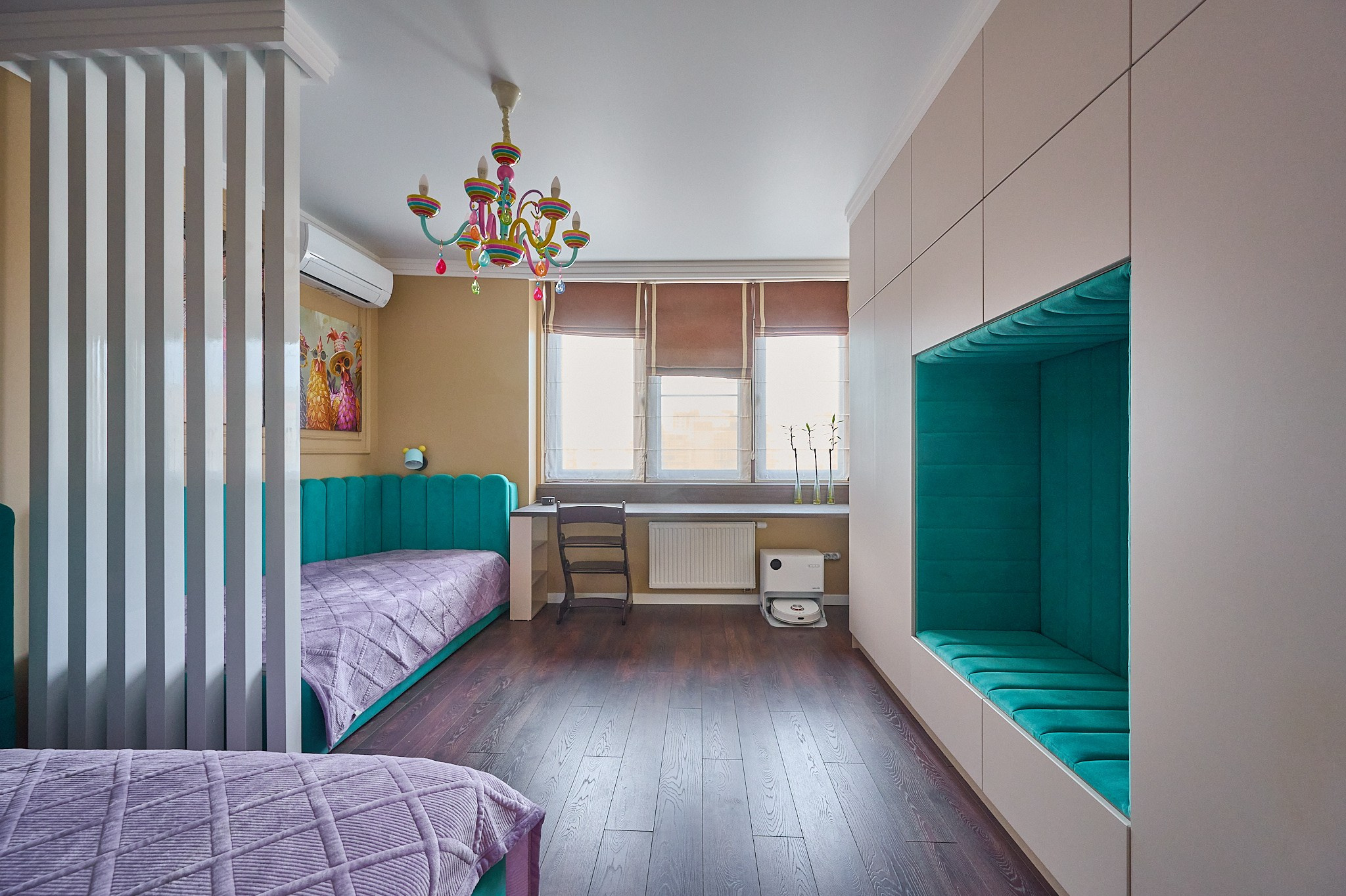 комната бирюзовые цвета бирюзовая кровать светлые обои 