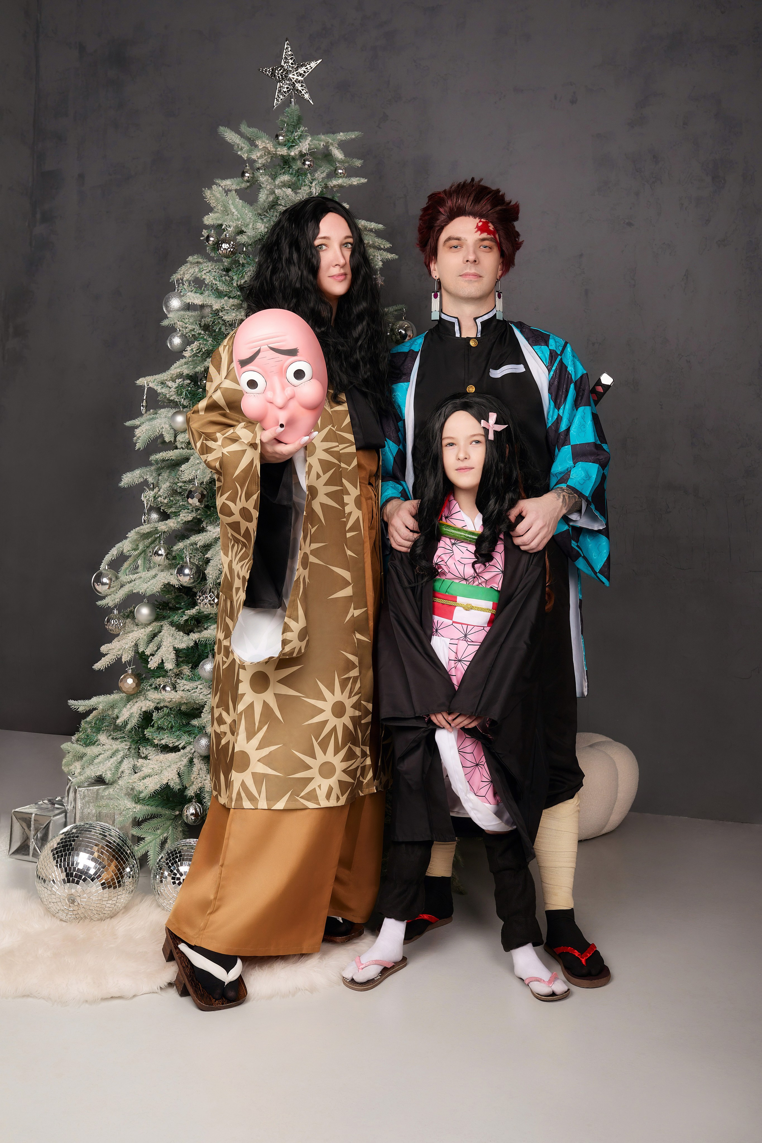 Семейная косплей фотосессия по клинку, рассекающему демонов от профессионального фотографа в Находке 