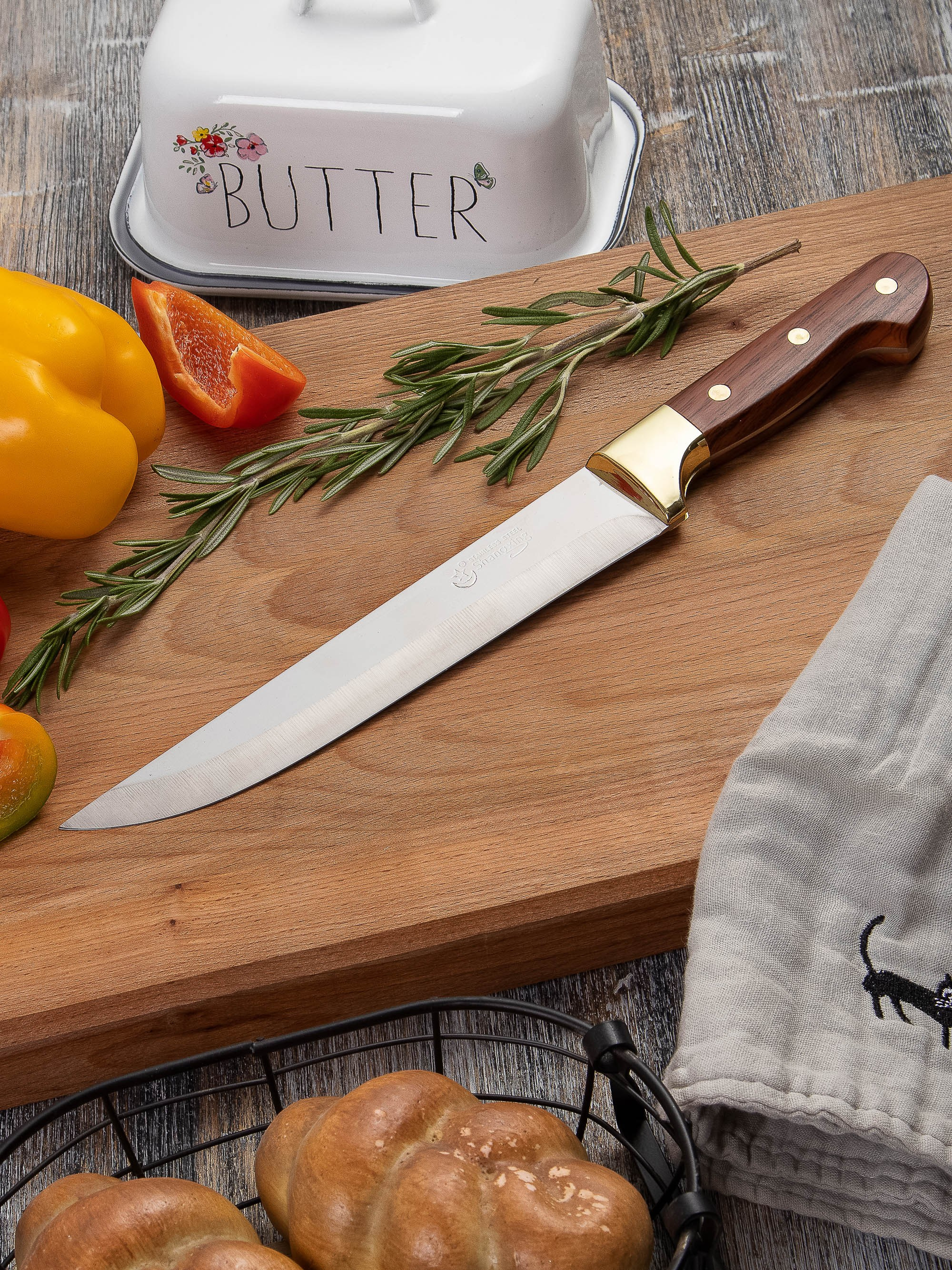 Съемка ножа кухонного в кухонном интерьере