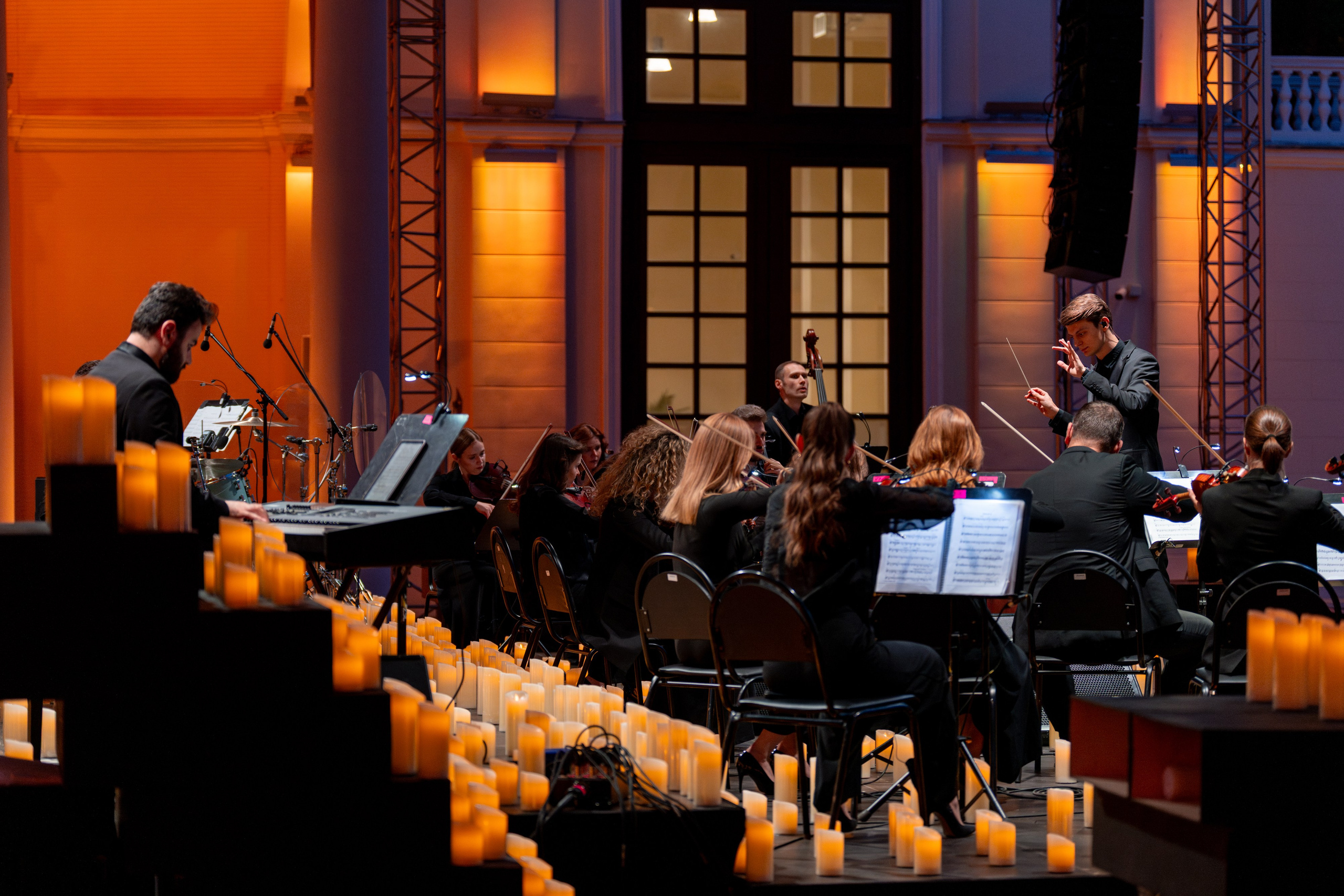 Симфонический оркестр Lumisfera при свечах. Фотограф Никита Комаров