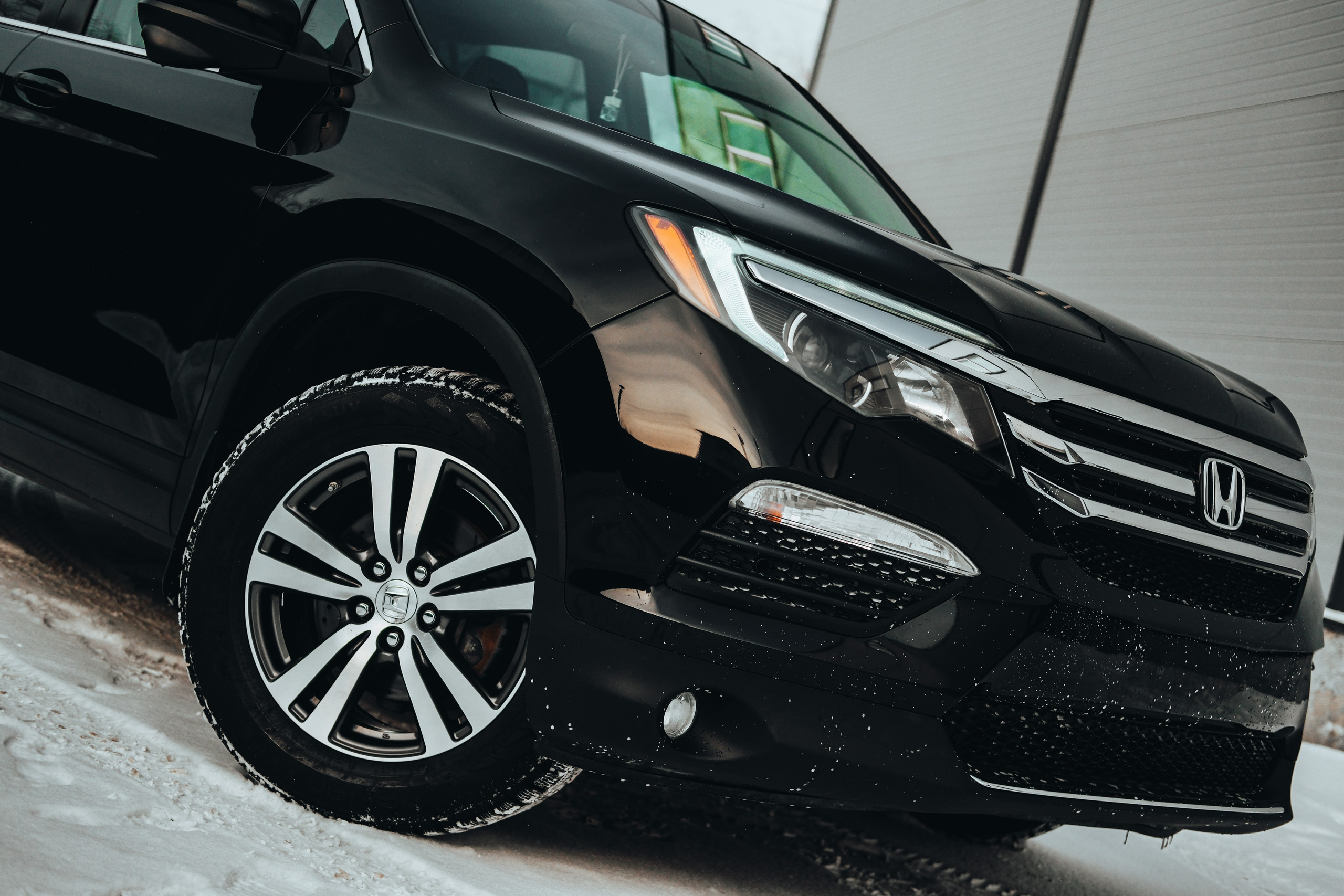 Профессиональная фотосессия Honda Pilot в Новосибирске. Автомобильный фотограф Чанчин Владимир: детальные снимки кузова, интерьера и динамики