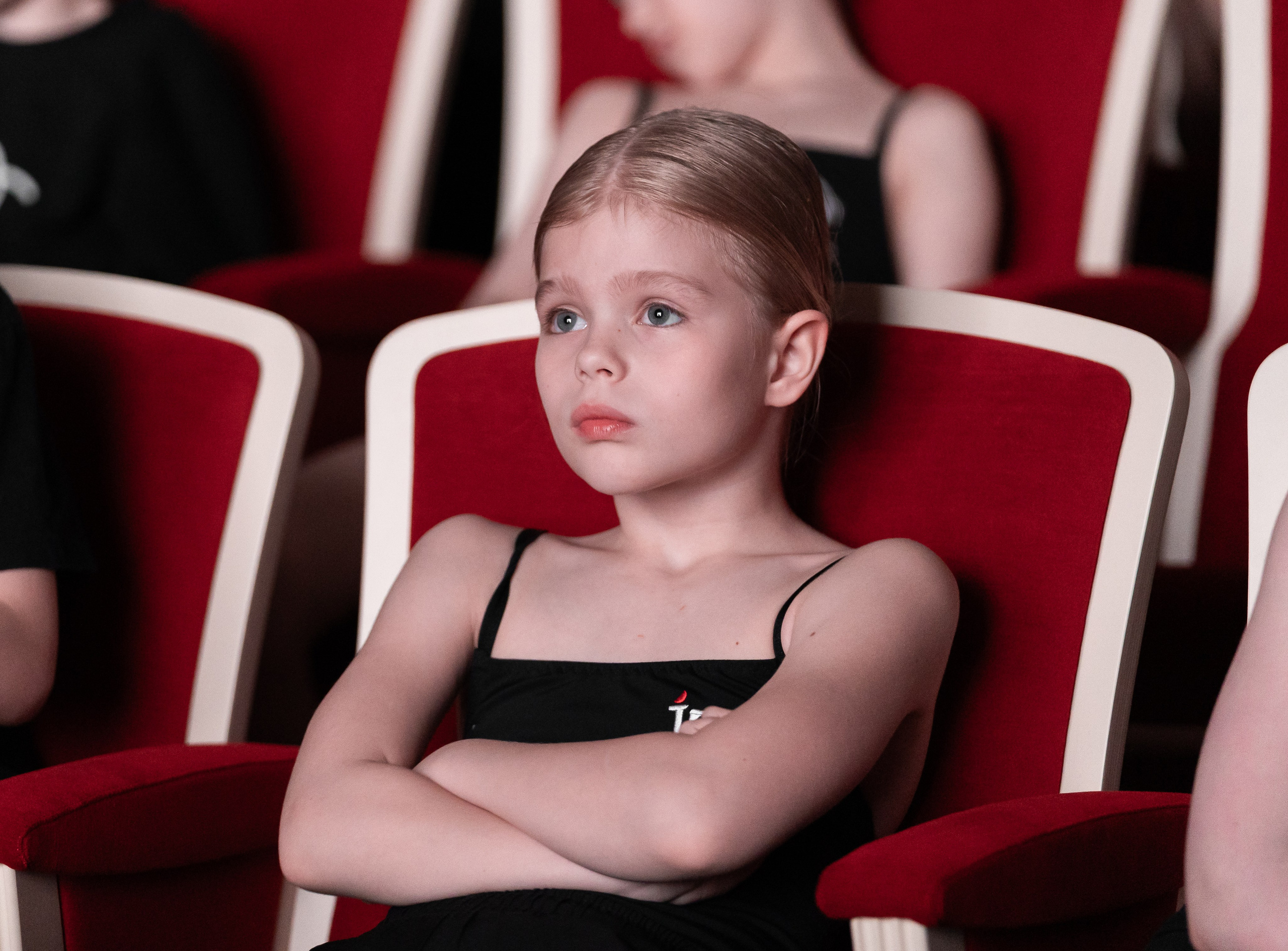 IDC Russia Kids выпускной, девочка с поднятой головой внимательно смотрит на сцену академии Бориса Эйфмана, фото Евгений Мальцев, Санкт-Петербург.