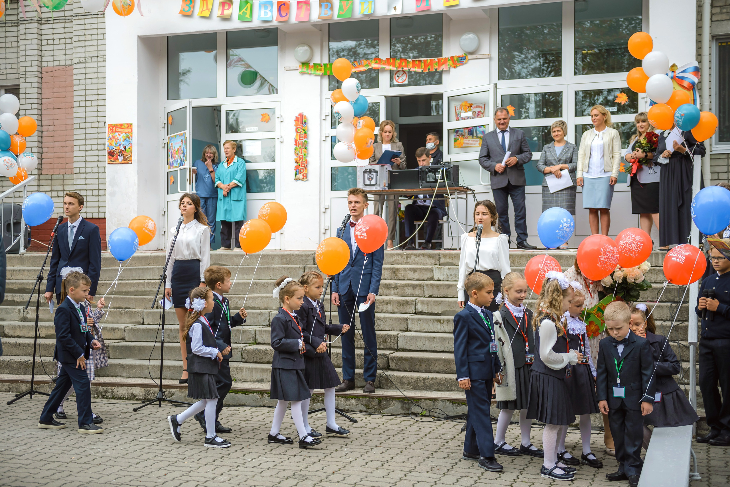 Линейка 11-е классы 2023. Фотограф Галина Лисанова, г. Брянск