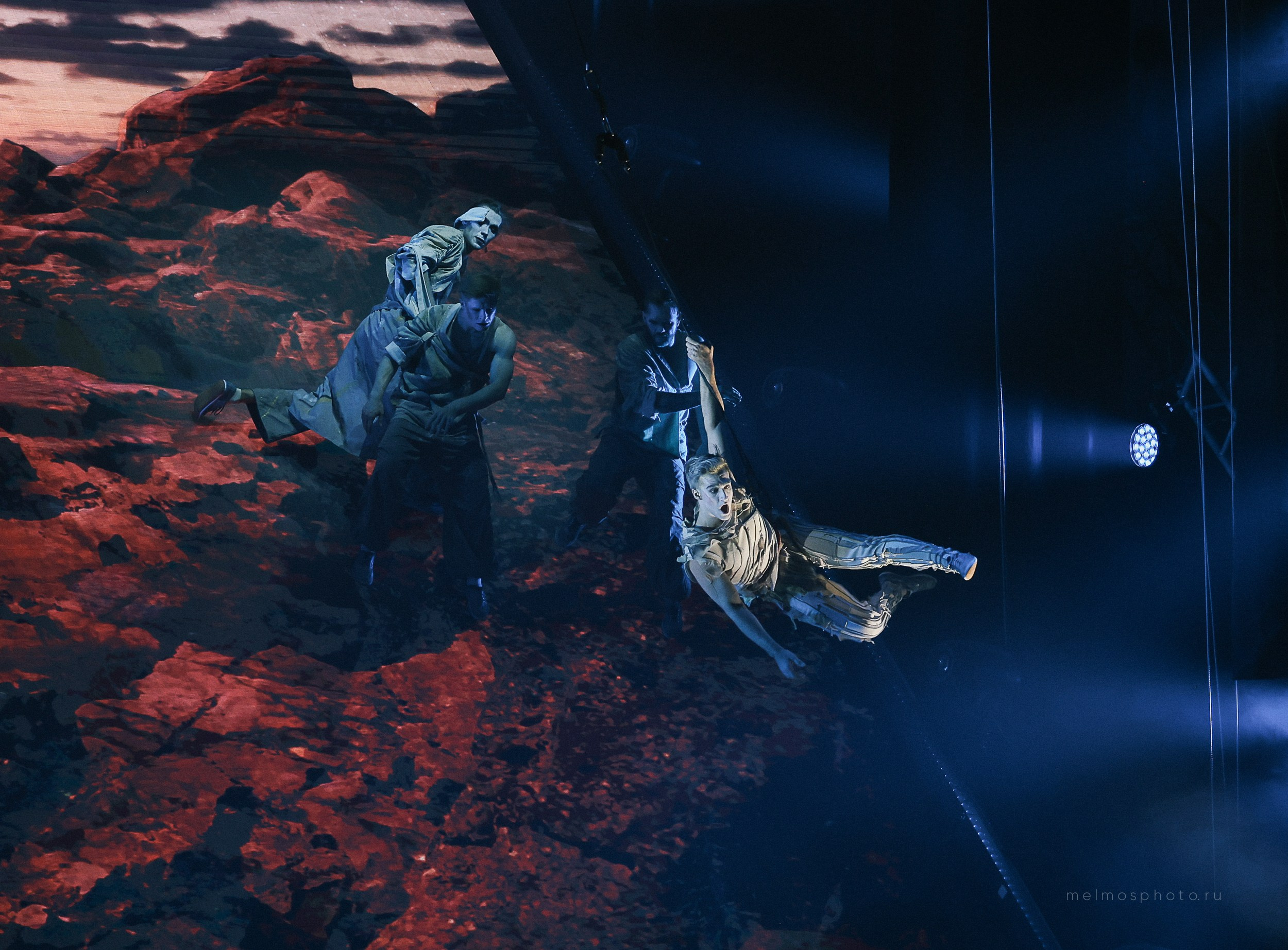 АНТИГРАВИТАЦИЯ. Репортажный, архитектурный, театральный и файн-арт фотограф Лена Мельникова в Москве