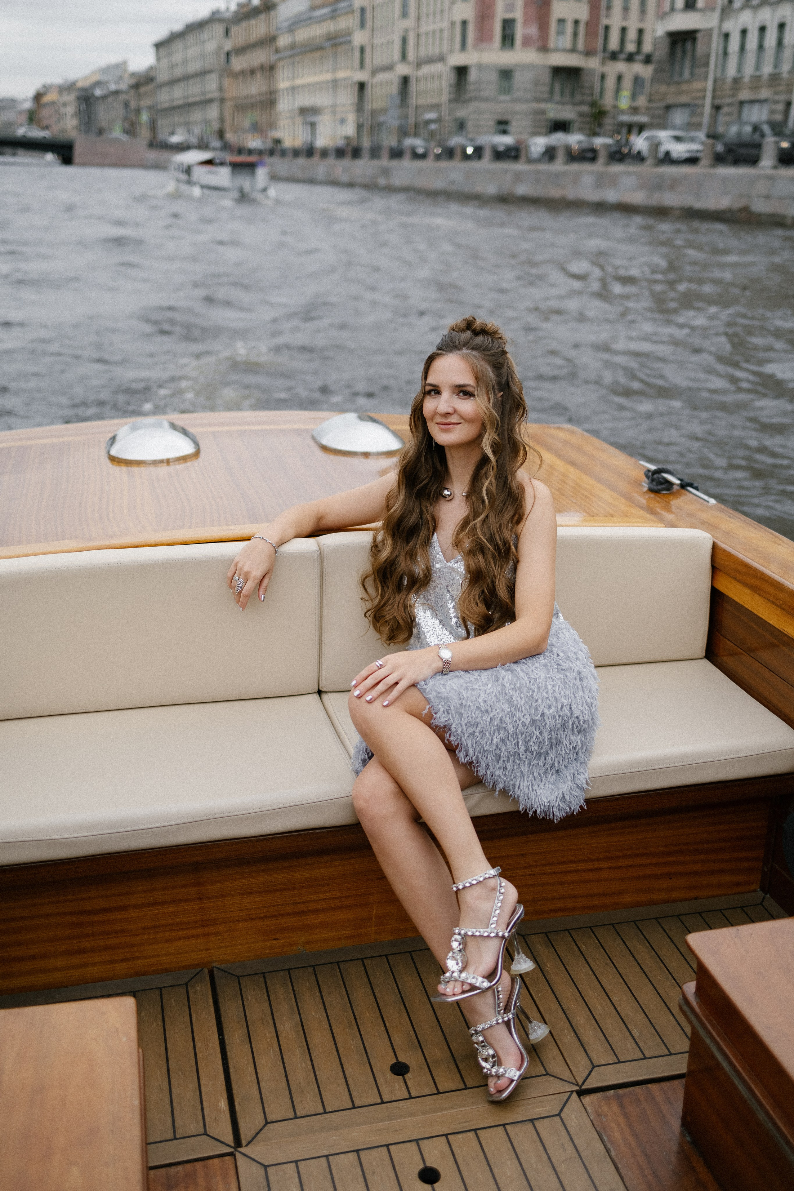 Прогулка на венецианском катере. Свадебный фотограф в Санкт-Петербурге Ксения Кобышева