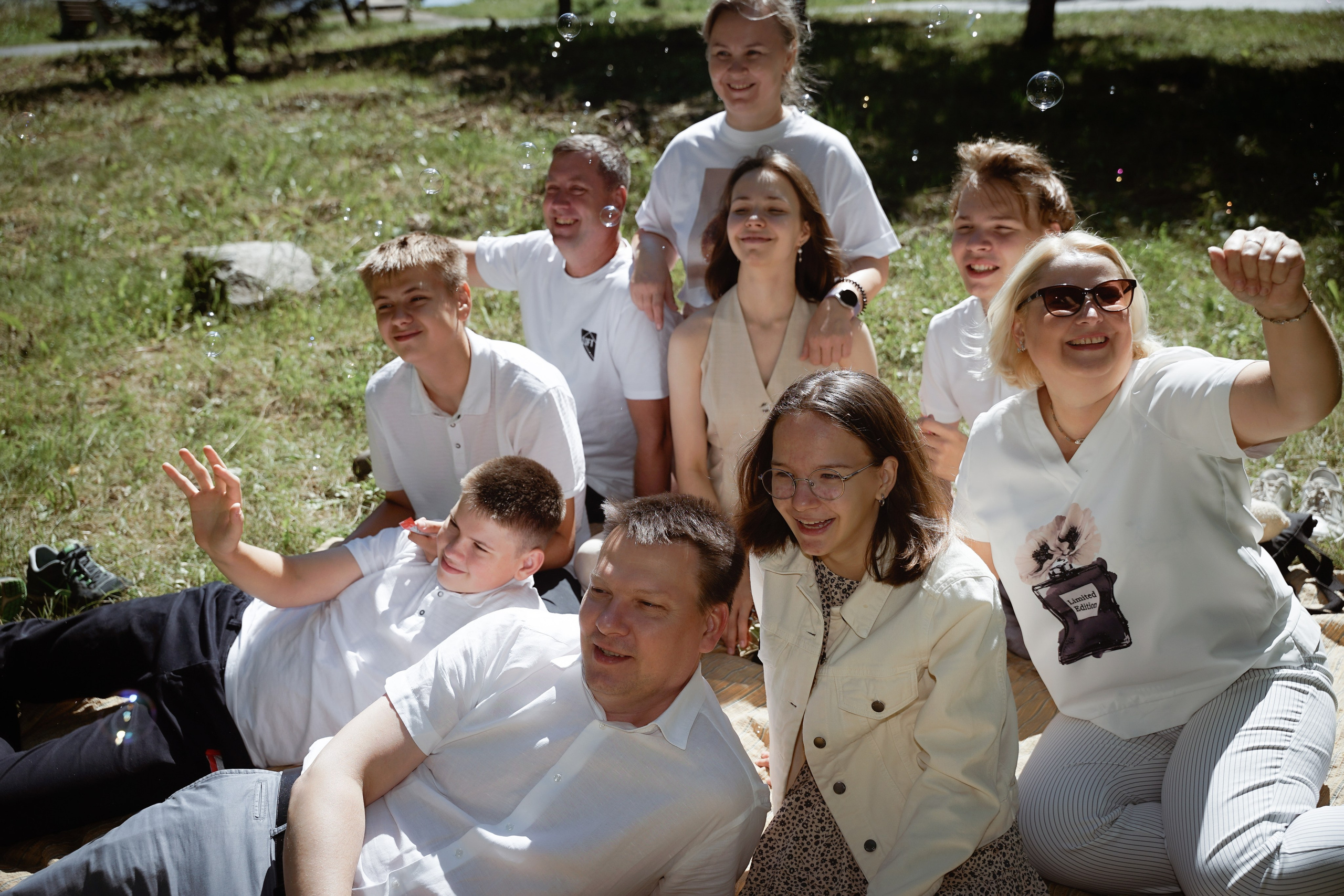 Фотосессия большой семьи в парке