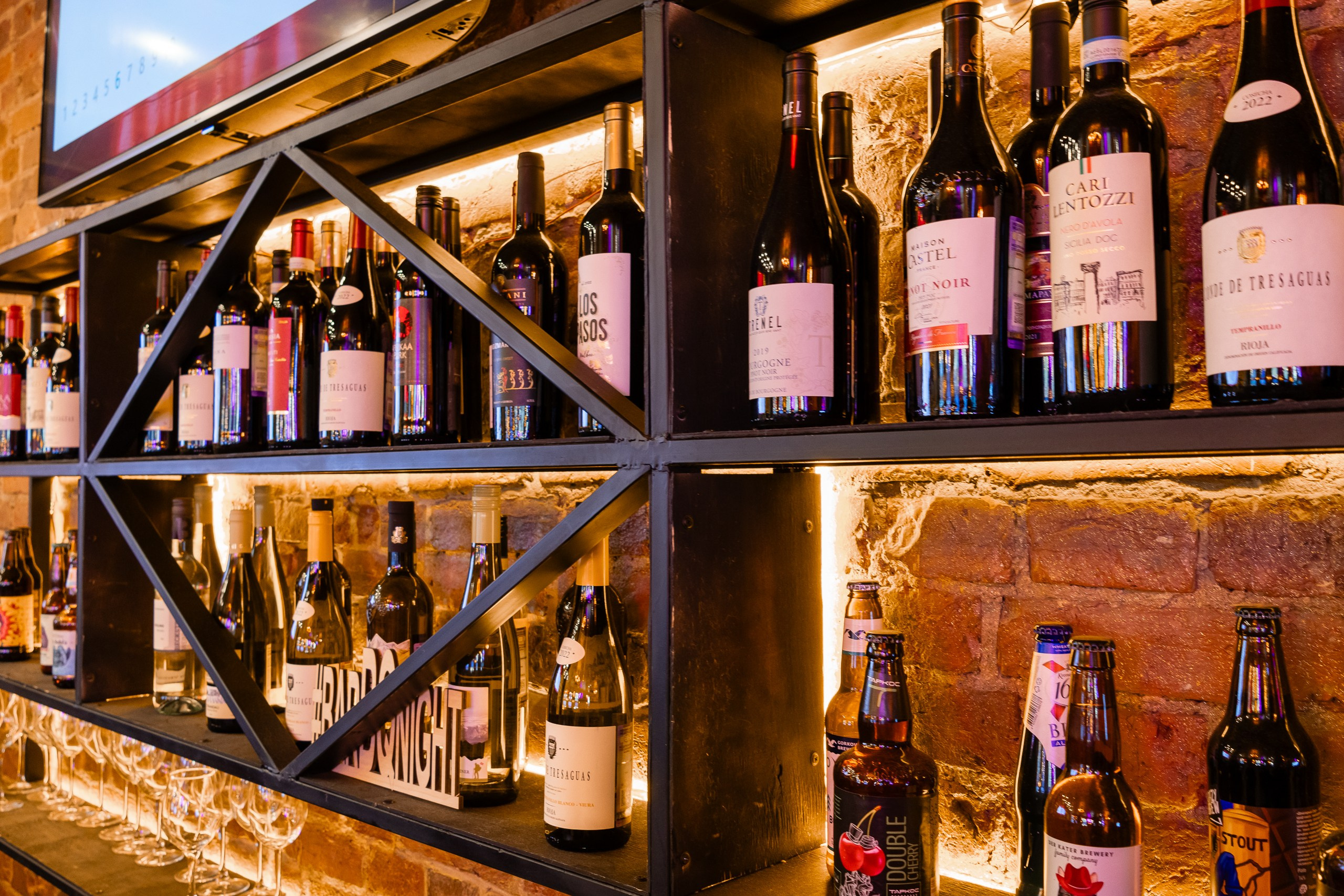 Стеллаж с бутылками в интерьерах бара Bar BQ Night