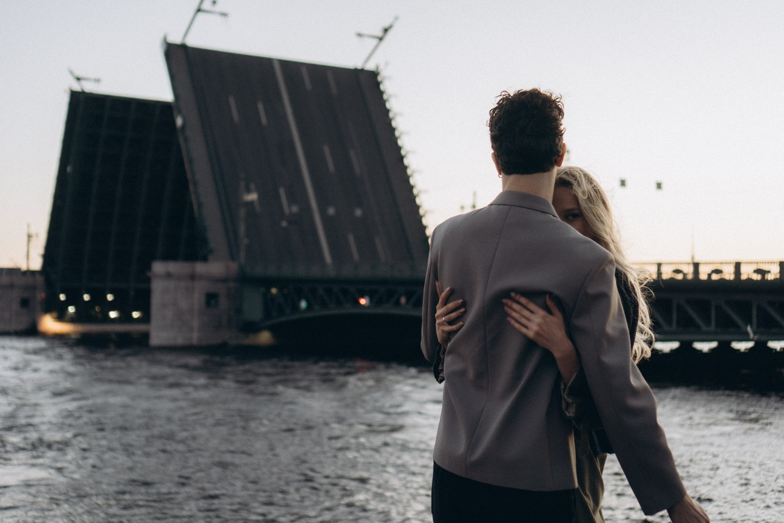 СВАДЕБНАЯ СЬЕМКА ПАРЫ НА РАССВЕТЕ В БЕЛЫЕ НОЧИ И ПРОГУЛКА С РАЗВОДНЫМИ МОСТАМИ И ПИКНИК ВОЗЛЕ ИСАКИЕВСКОГО СОБОРА. Профессиональный фотограф, Санкт-Петербург — Виктория Богомолова