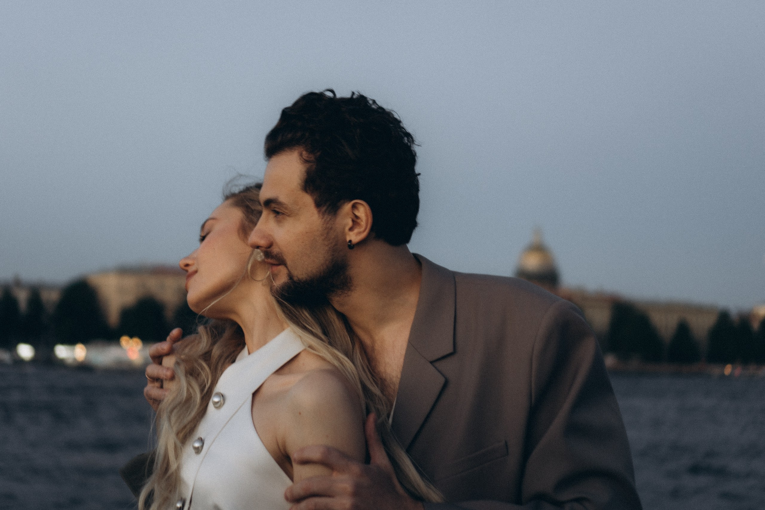 СВАДЕБНАЯ СЬЕМКА ПАРЫ НА РАССВЕТЕ В БЕЛЫЕ НОЧИ И ПРОГУЛКА С РАЗВОДНЫМИ МОСТАМИ И ПИКНИК ВОЗЛЕ ИСАКИЕВСКОГО СОБОРА. Профессиональный фотограф, Санкт-Петербург — Виктория Богомолова