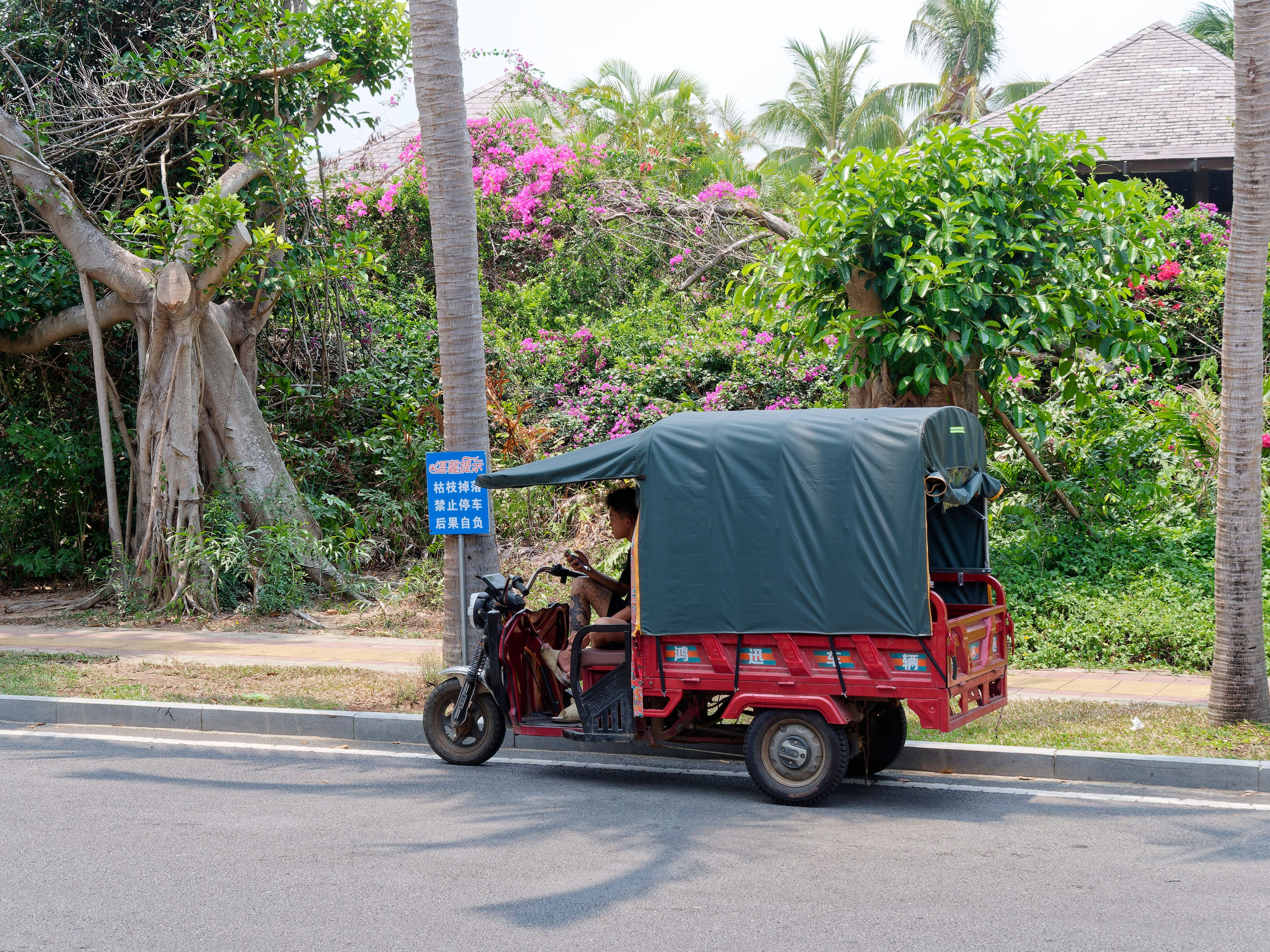 Хайнань 2026, улицы Ялунвань и Саньи. Фотопрогулки по Миру