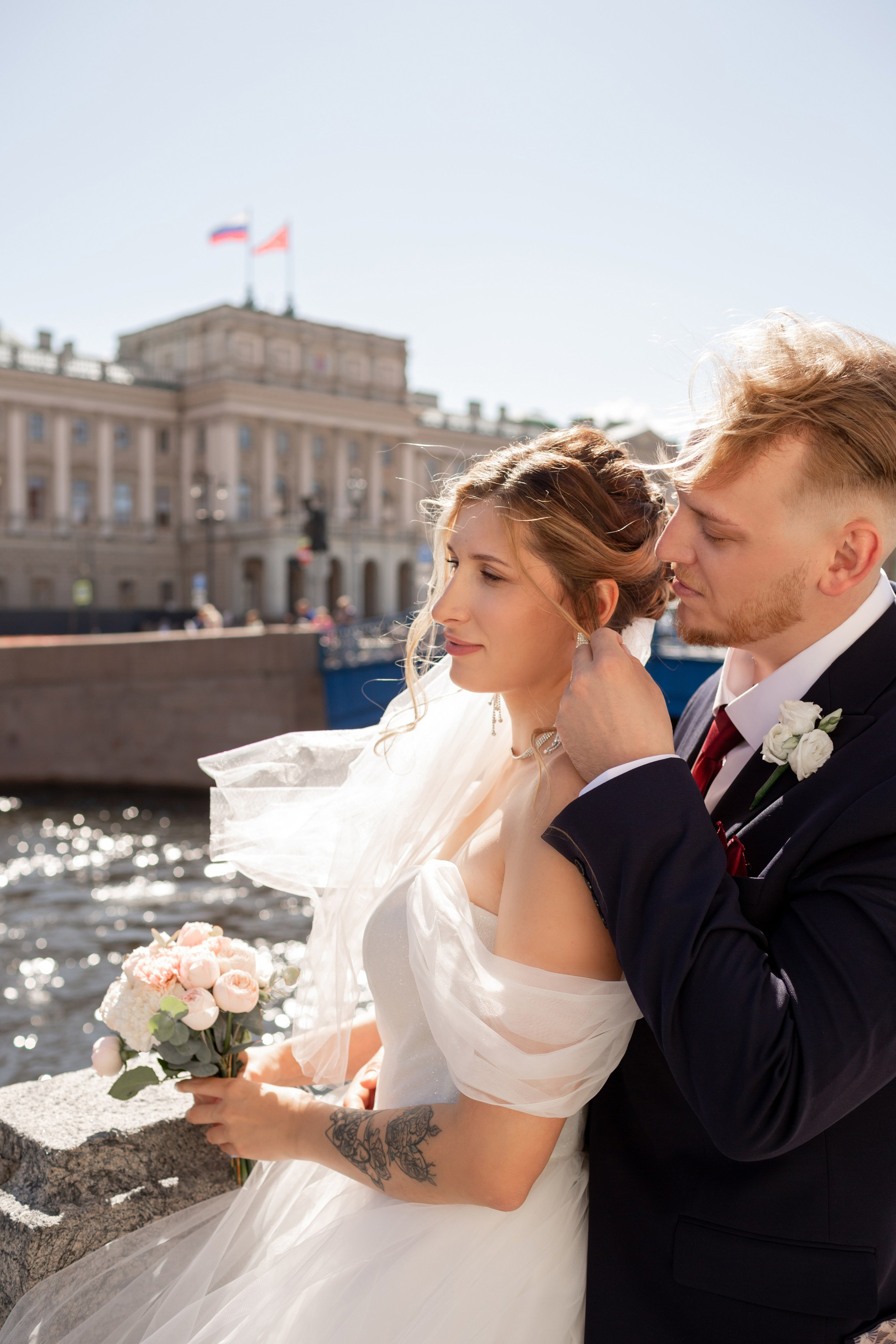 Лёгкая короткая фата в образе невесты.