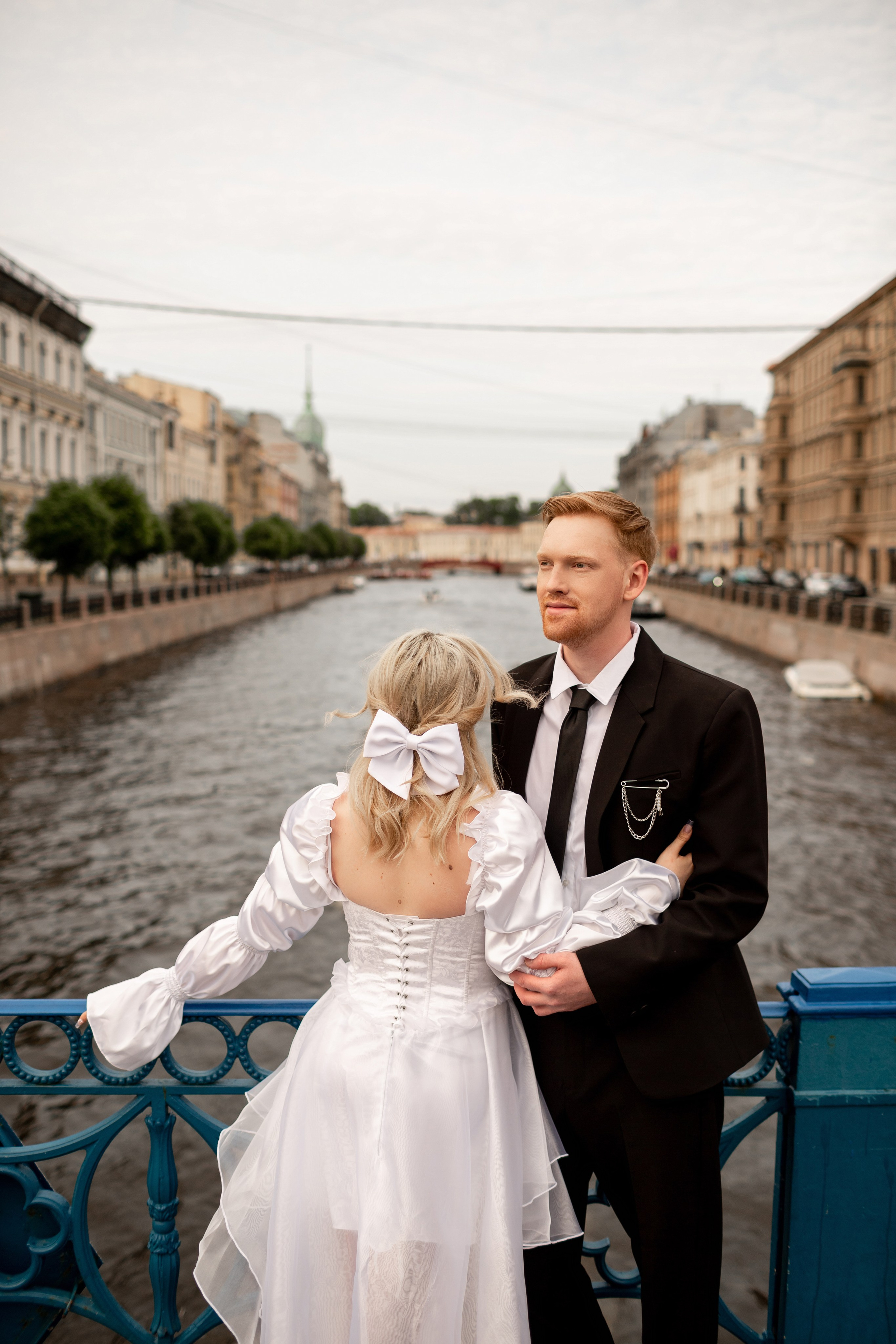 Свадебный бант вместо фаты: интересный модный образ невесты.