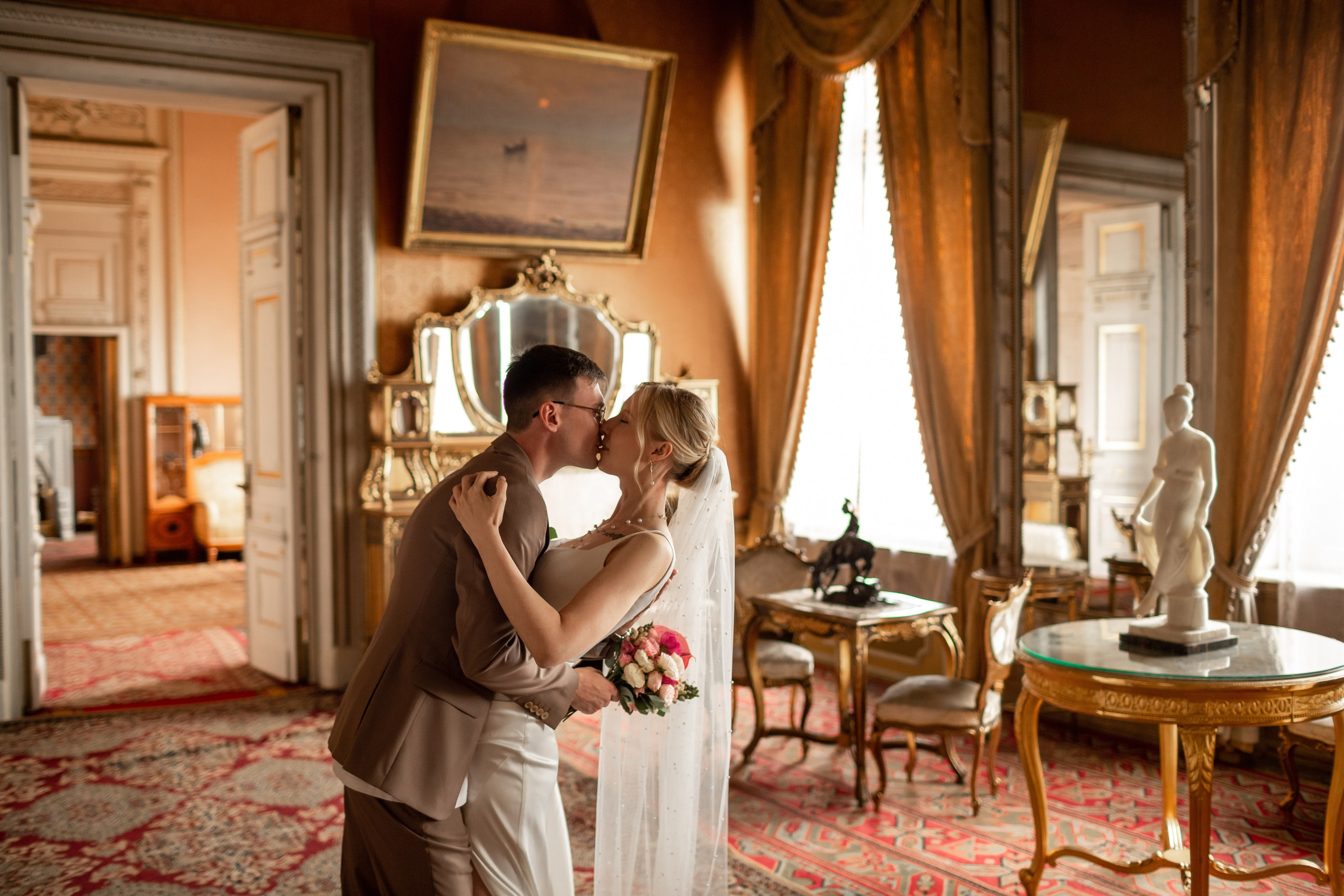 Свадебная фотосессия во дворцах Петербурга. Свадебный фотограф Кирилл Белый