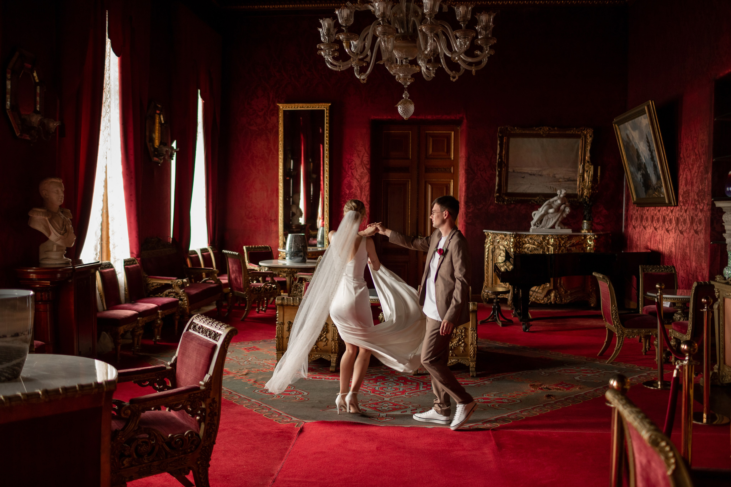 Свадебная фотосессия во дворцах Петербурга. Свадебный фотограф Кирилл Белый