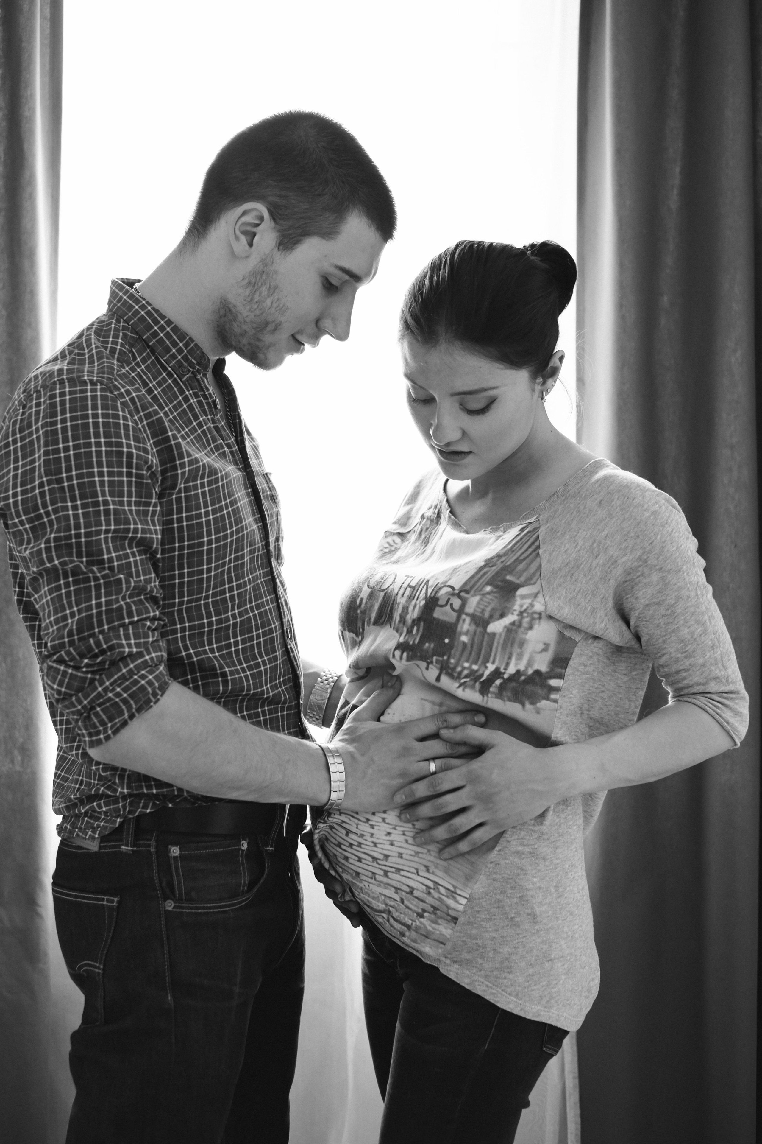 Съемка для двух беременных подруг в светлой студии. Фотографы в Москве Светлана Устинова и Сергей Грачев