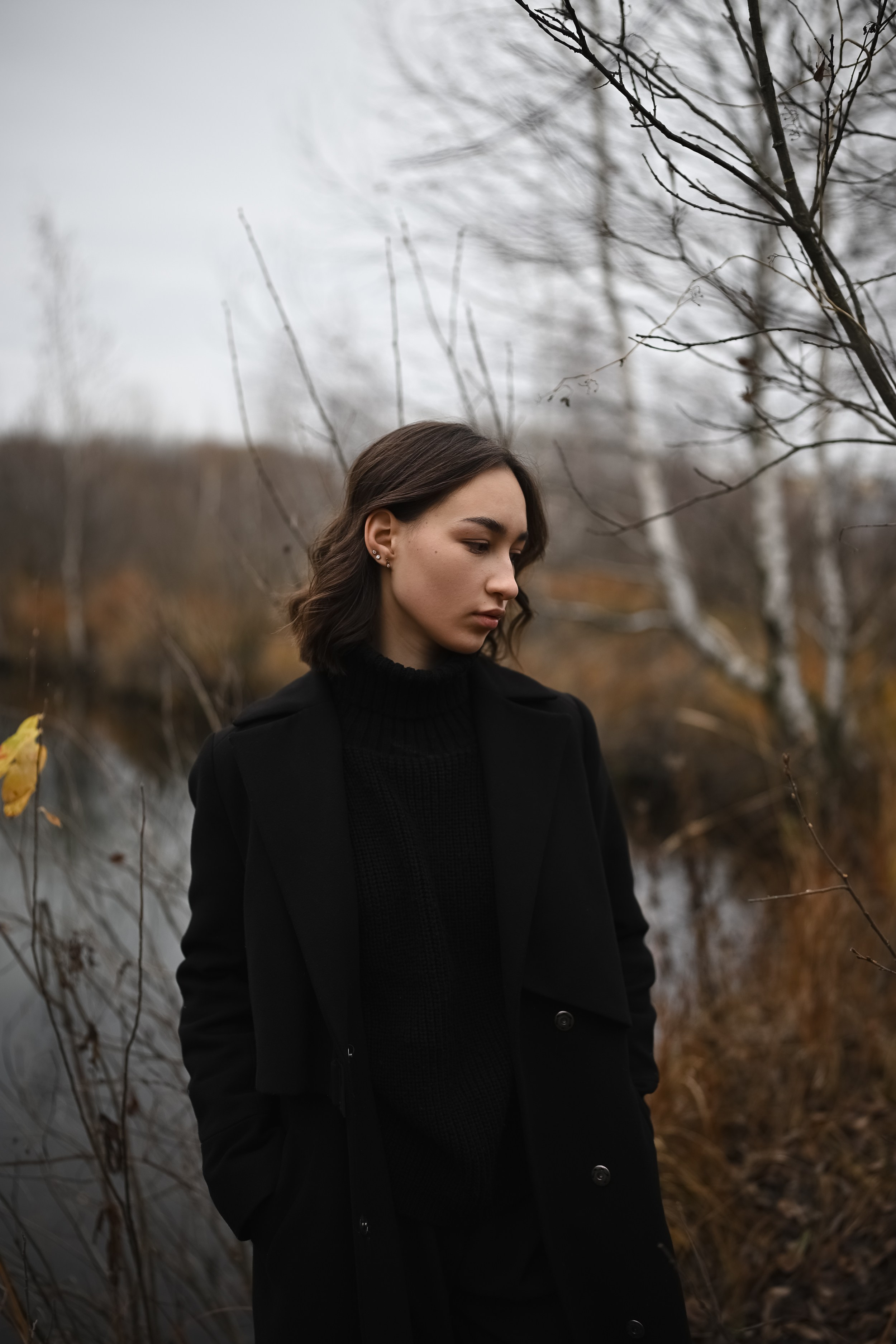 Осенняя фотосессия у воды в Казани с природной палитрой и выразительным настроением модели