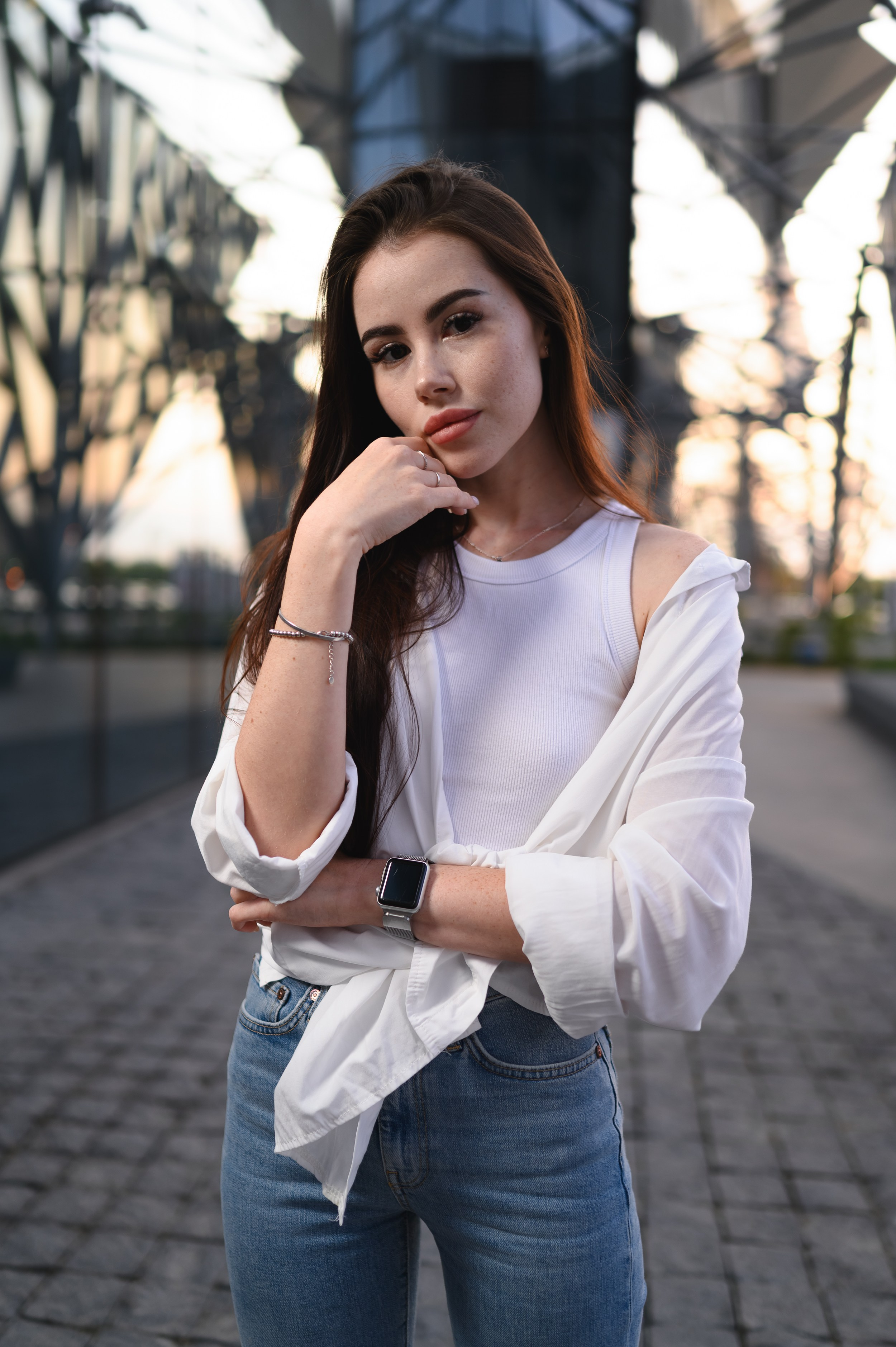 Съёмка у Театра Камала — урбанистический фон и выразительный портрет девушки