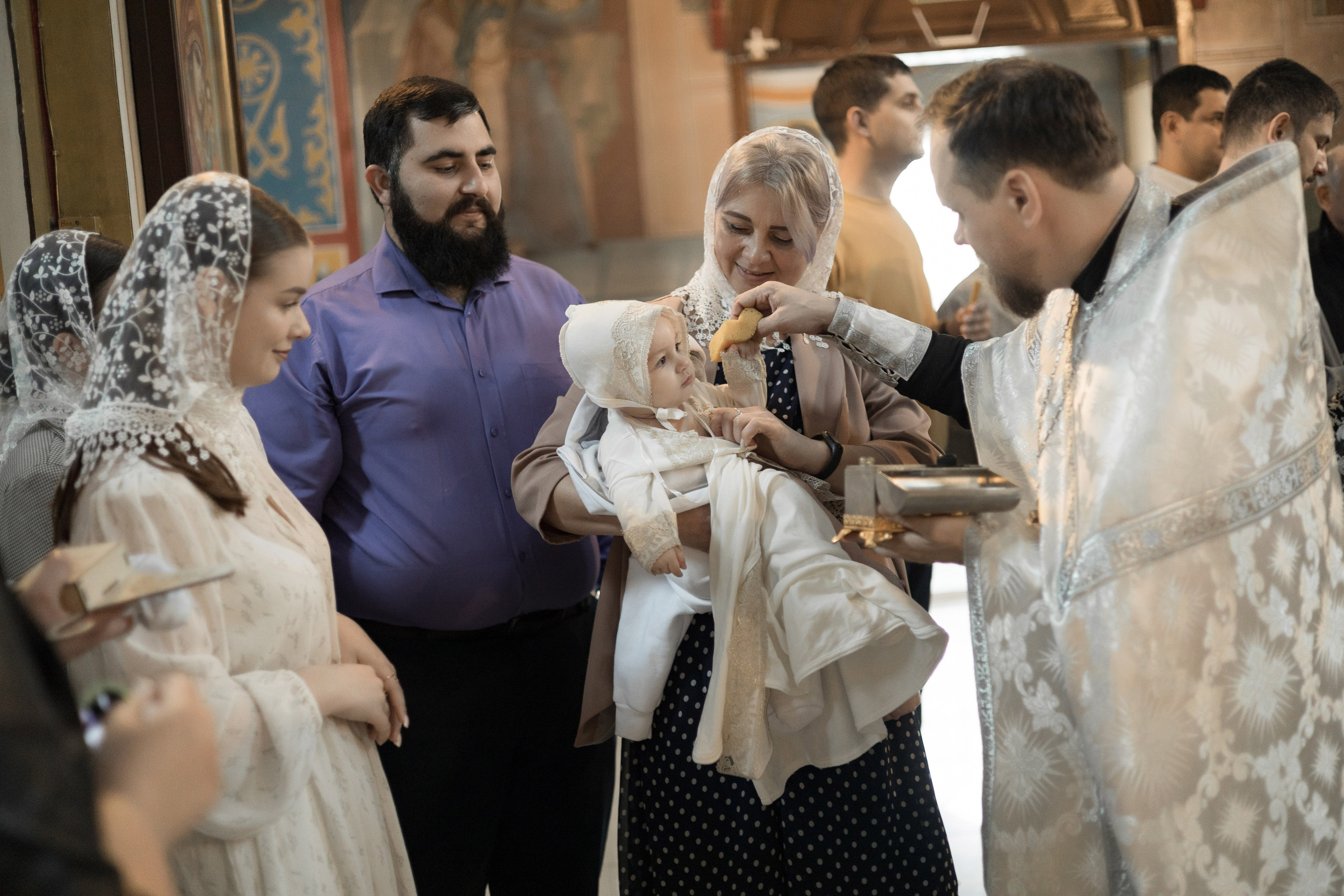 Крещение Миланы в церкви иконы Божией Матери / пасмурная погода. Анастасия Безуглова- свадебный фотограф в Таганроге