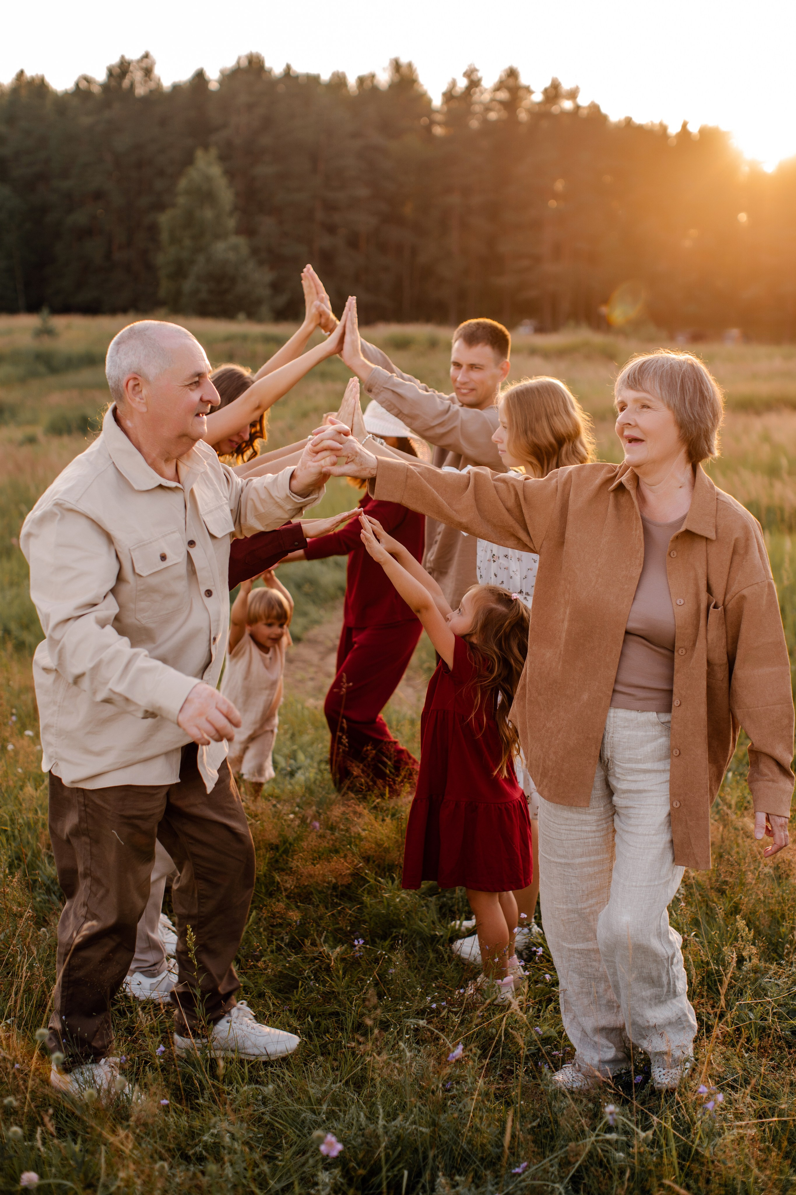 Фотосессия большой семьи в поле