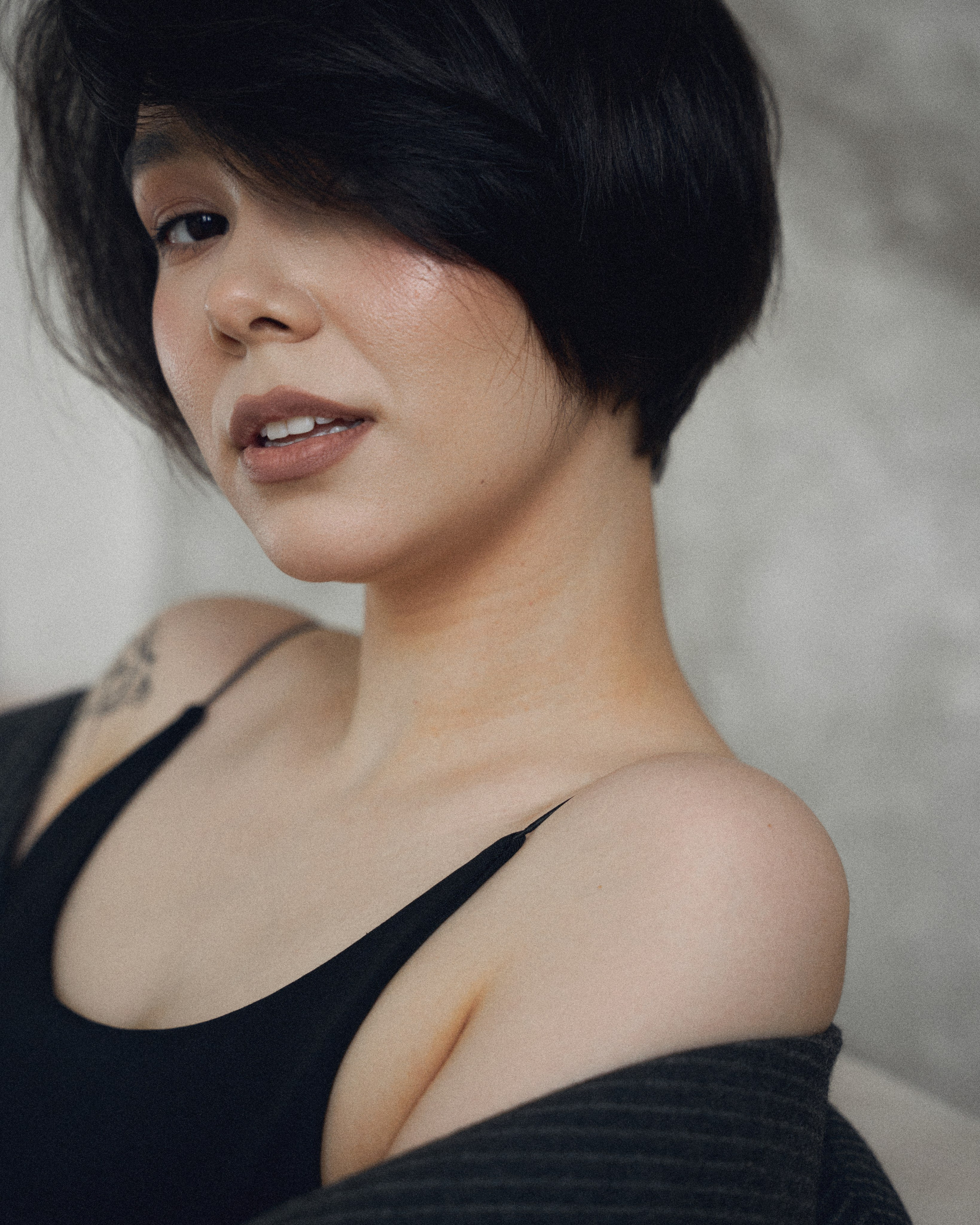 портрет в студии красивой девушки крупным планом