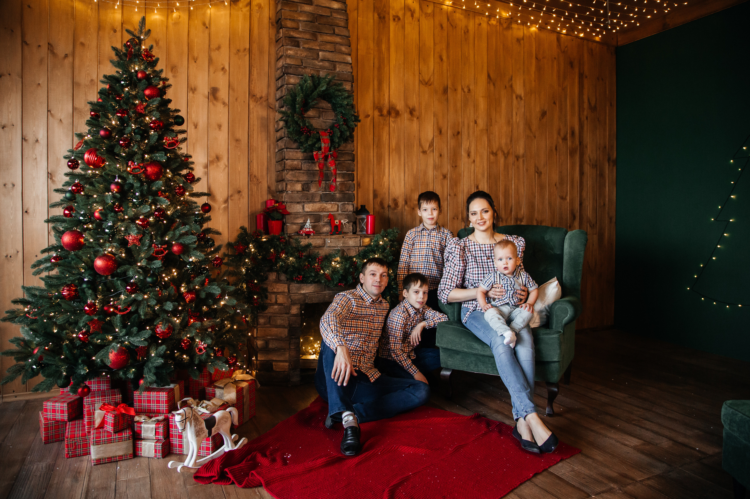 Семейная фотосессия в фотостудии Зазеркалье. Свадебный и семейный фотограф в Новосибирске Ирина Дорошкова