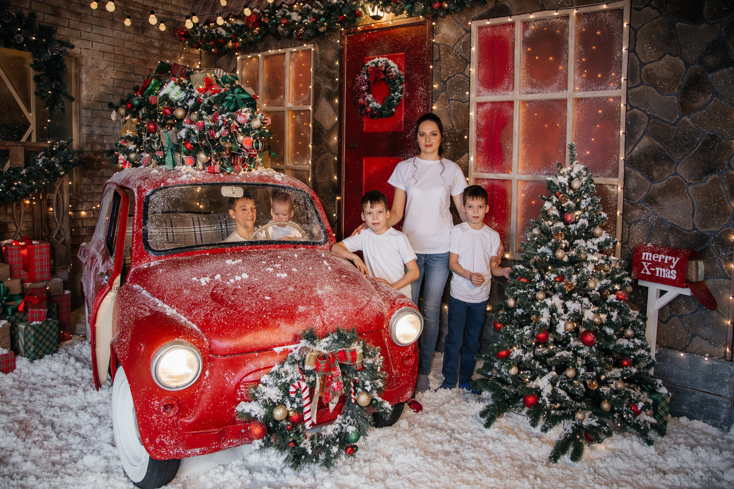 Семейная фотосессия в фотостудии Зазеркалье. Свадебный и семейный фотограф в Новосибирске Ирина Дорошкова
