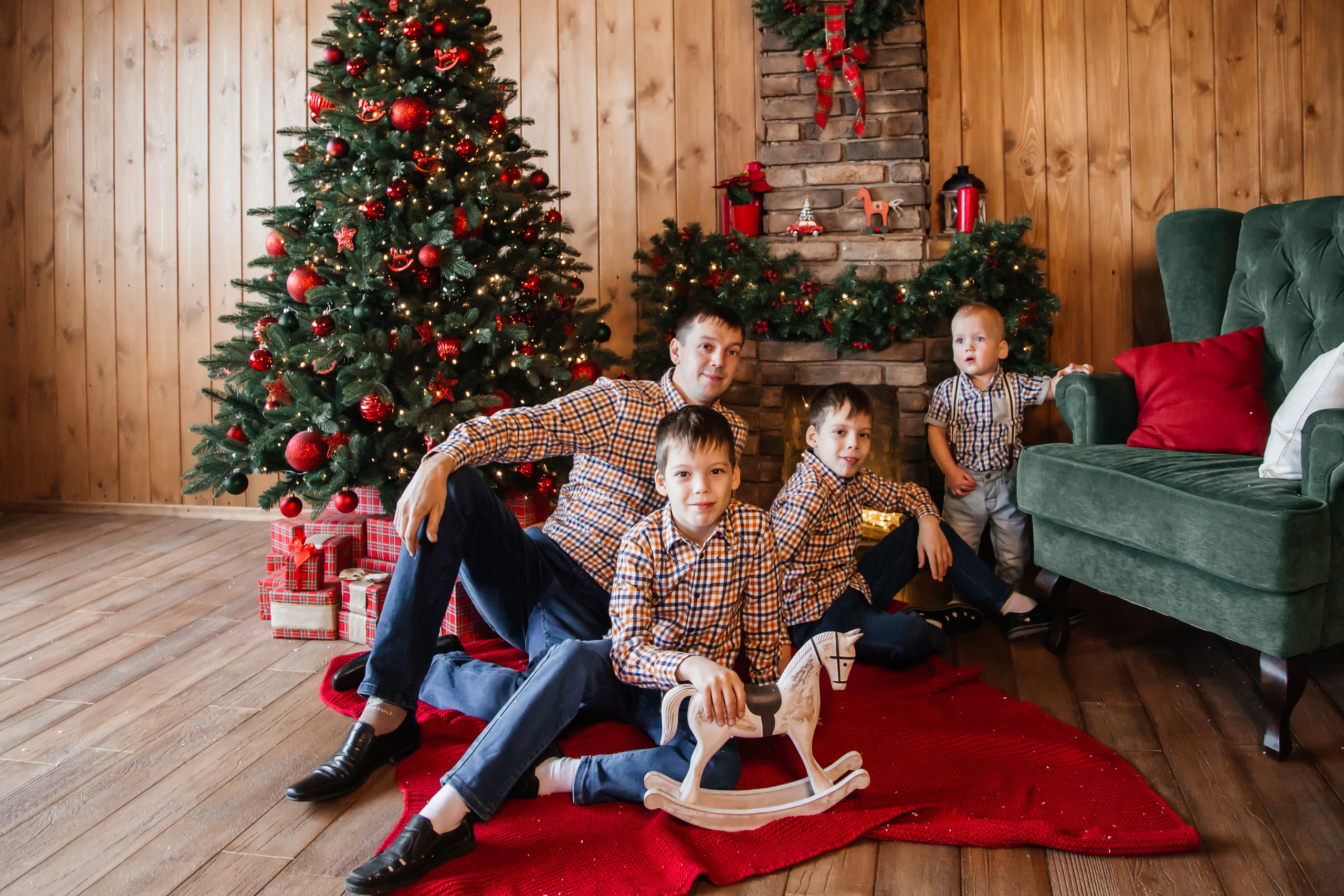 Семейная фотосессия в фотостудии Зазеркалье. Свадебный и семейный фотограф в Новосибирске Ирина Дорошкова